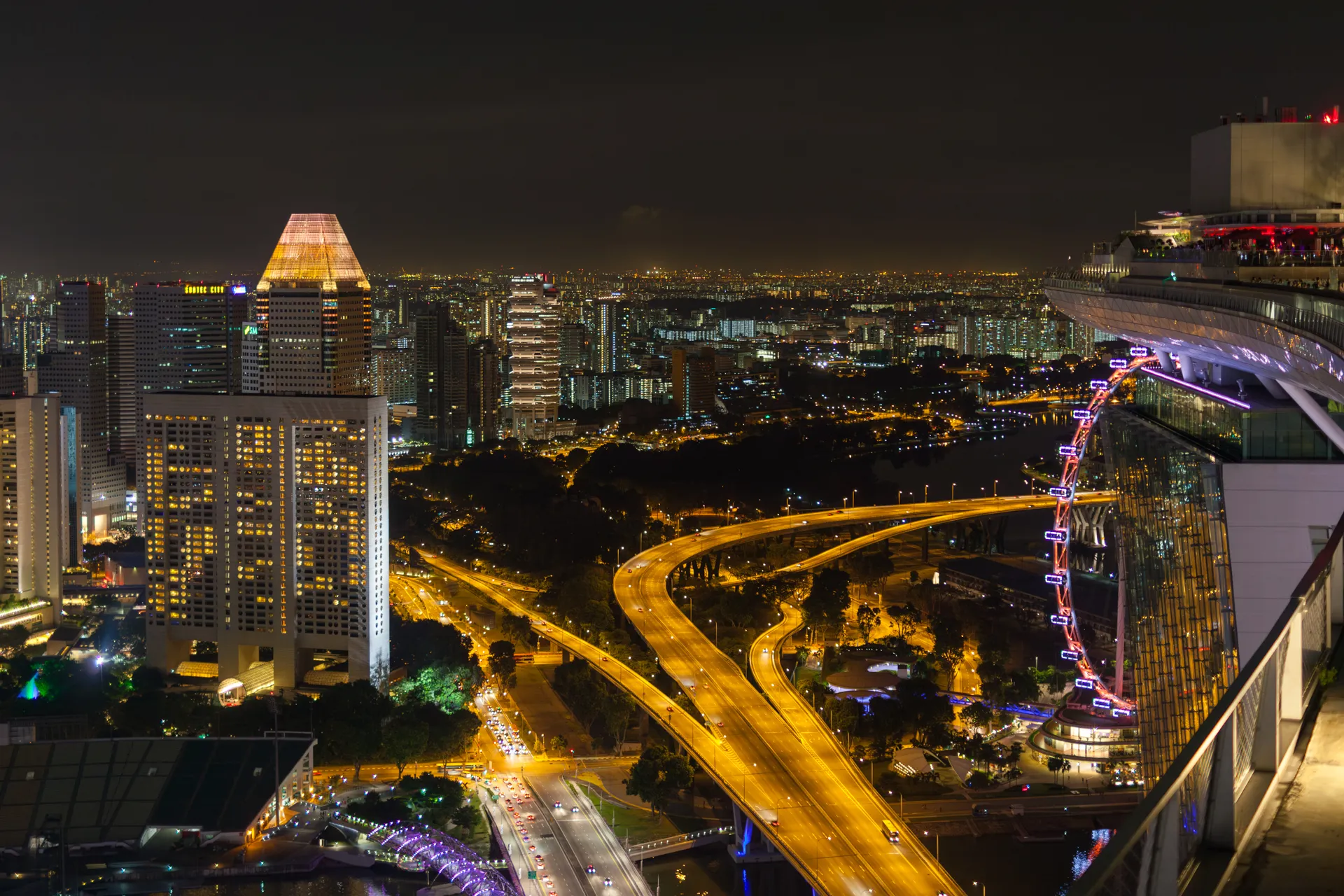 Singapore Flyer e strade illuminate viste dall'alto