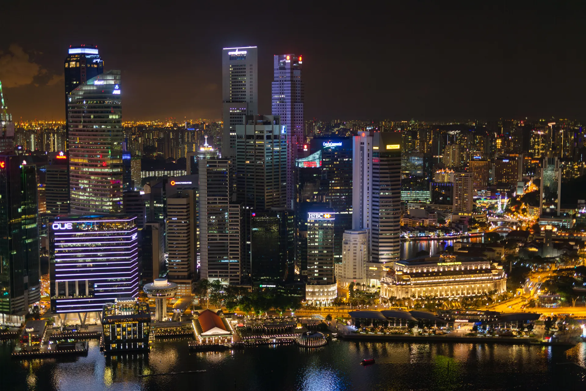 Skyline notturno del centro finanziario di Singapore