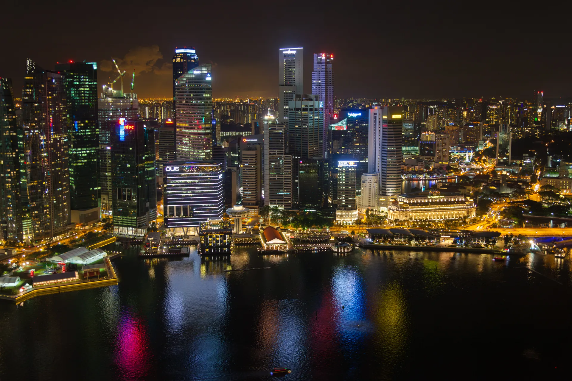 Riflessi dello skyline di Singapore nella baia