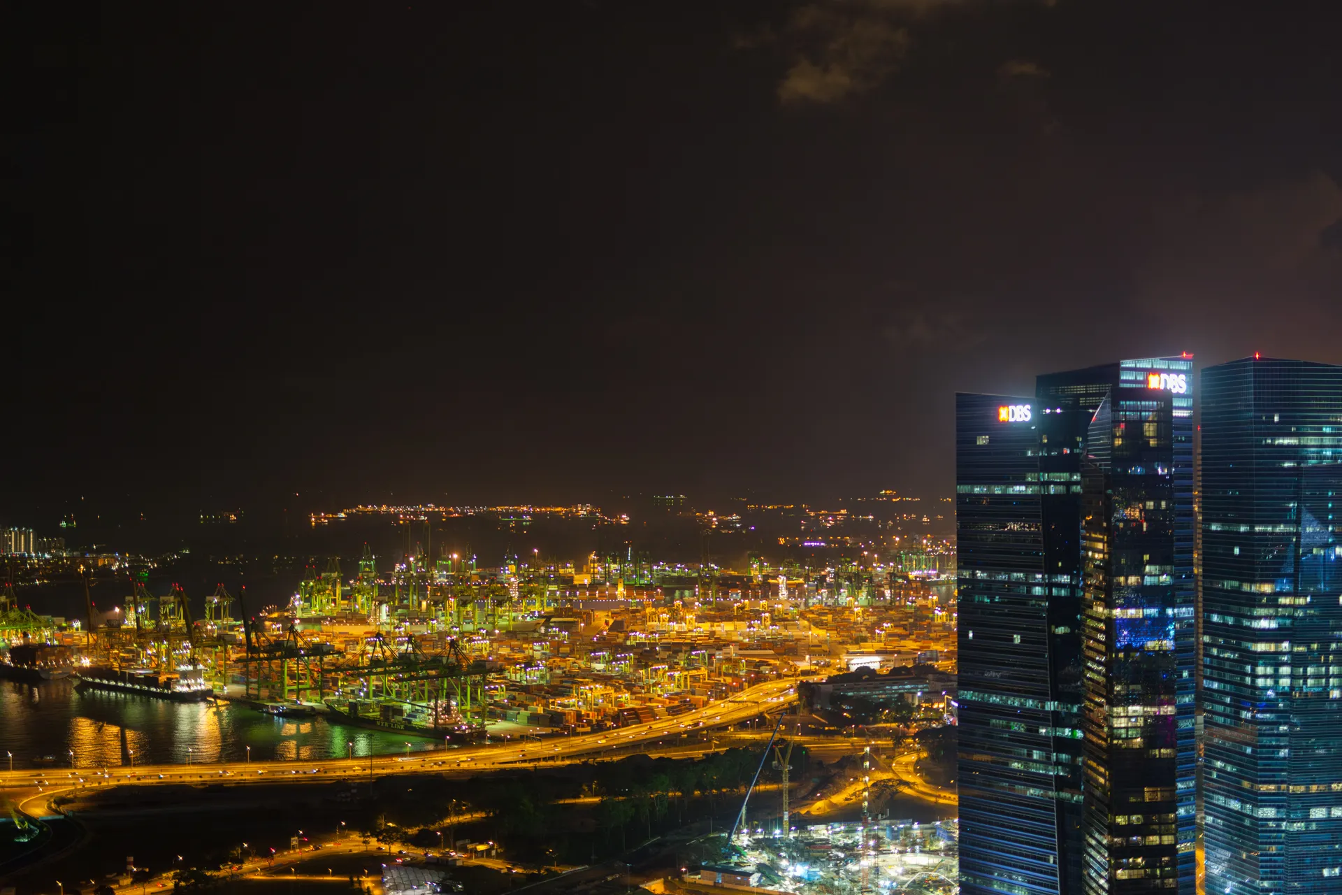 Skyline e zona portuale di Singapore di notte