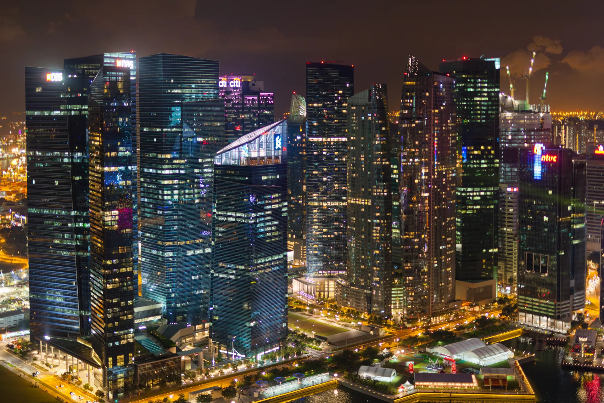 Skyline notturno dei grattacieli finanziari di Singapore