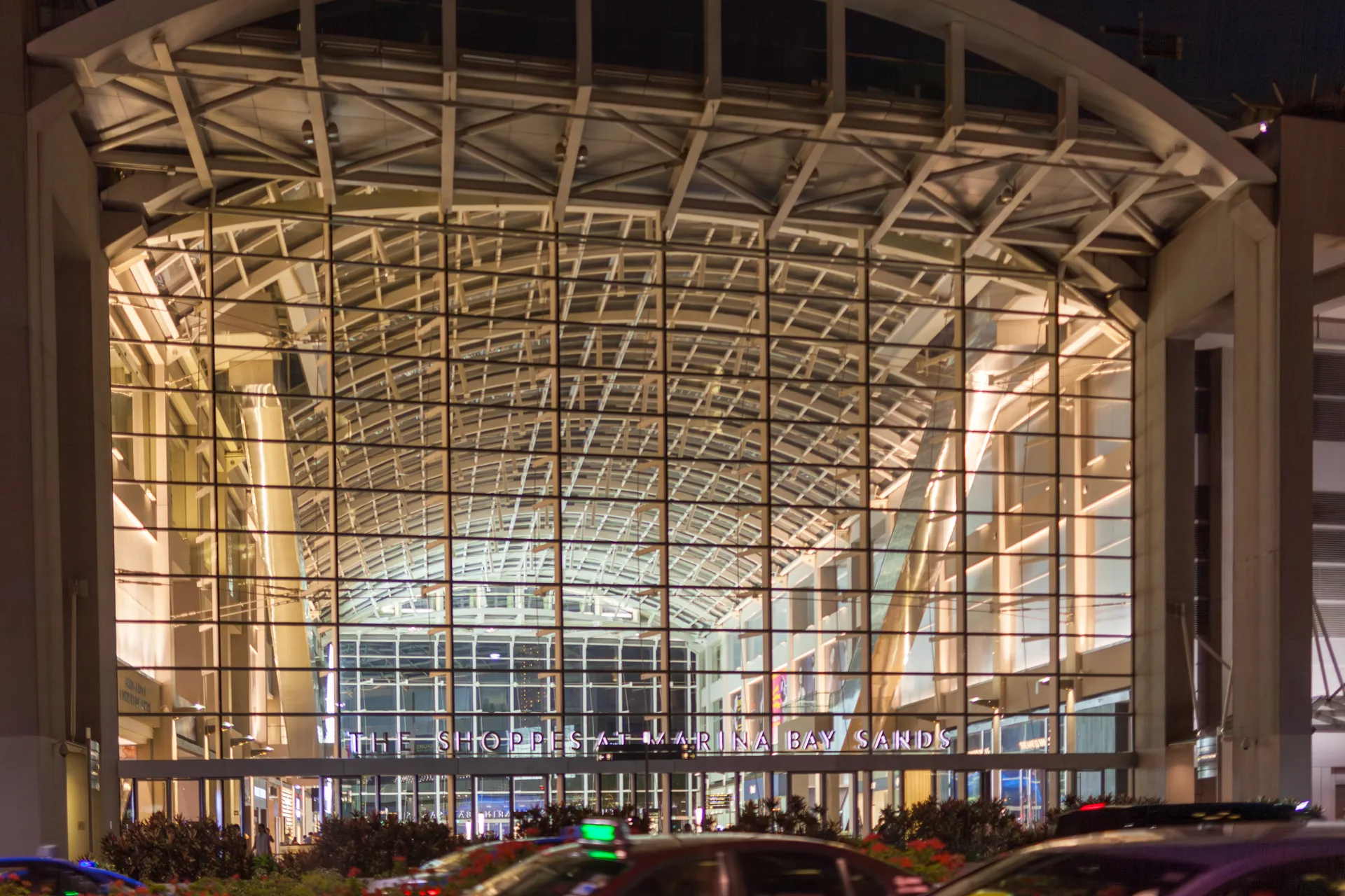 Ingresso serale illuminato del The Shoppes at Marina Bay Sands