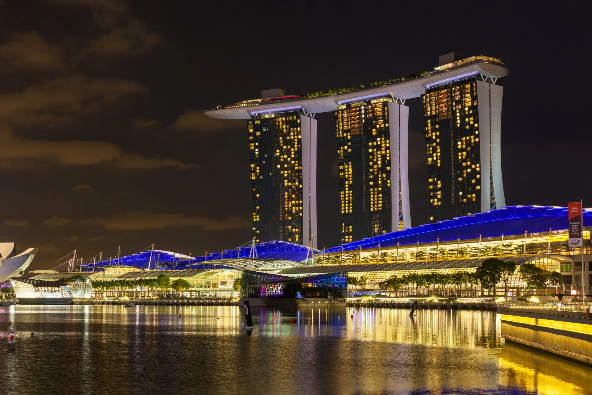 Vista notturna Marina Bay Sands e waterfront illuminati