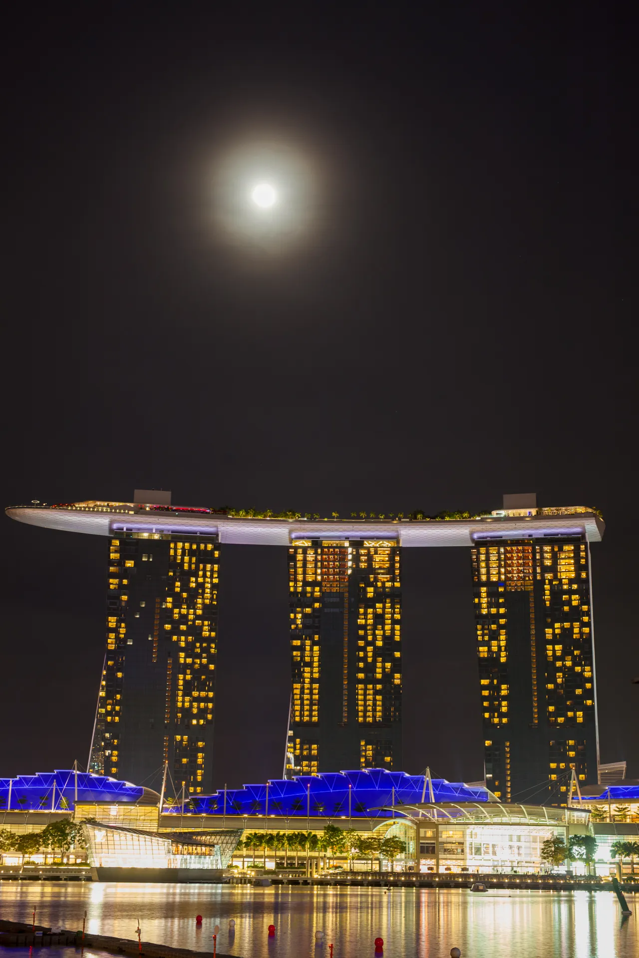 Vista notturna Marina Bay Sands con luna piena