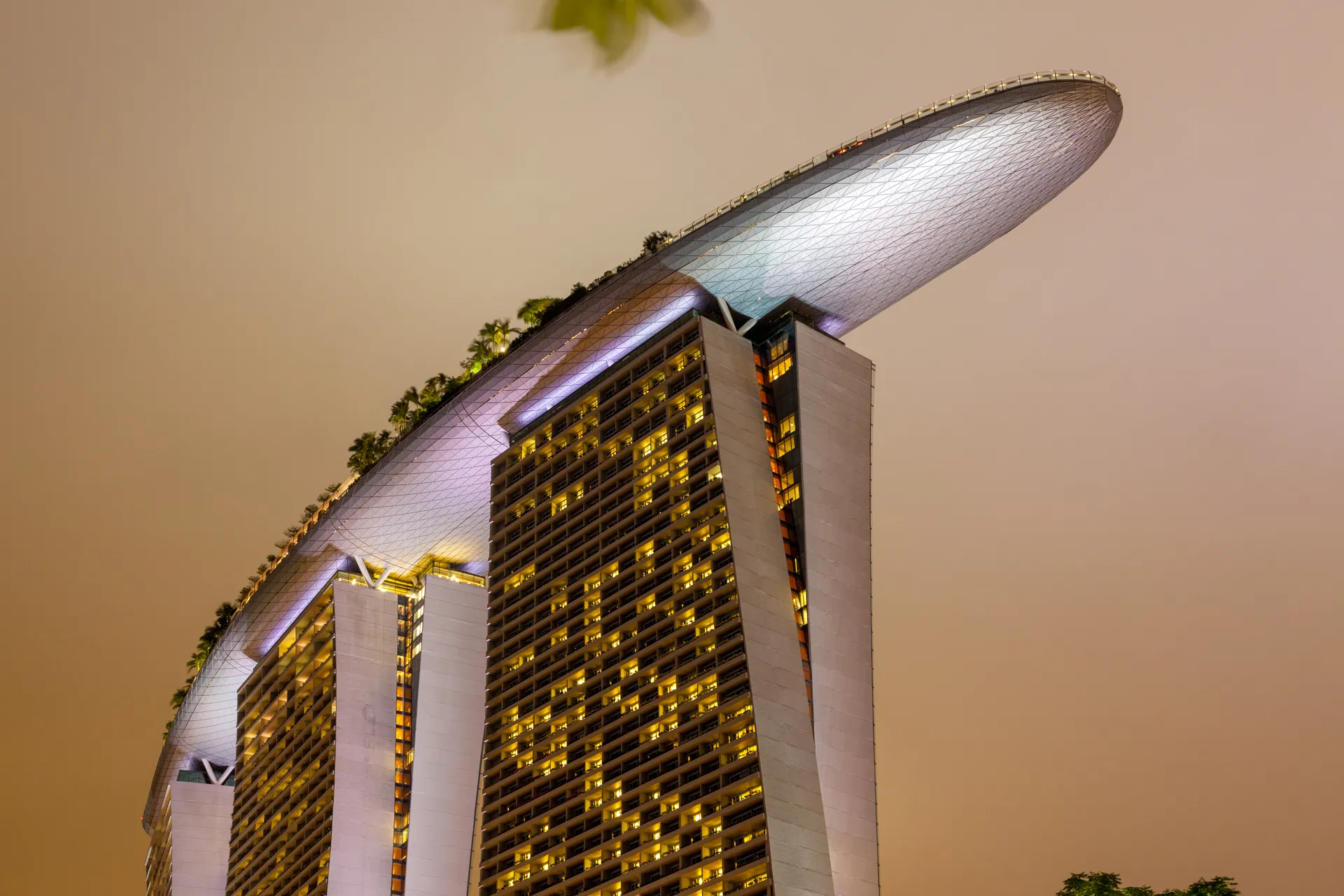 Vista ravvicinata dello Skypark di Marina Bay Sands di notte