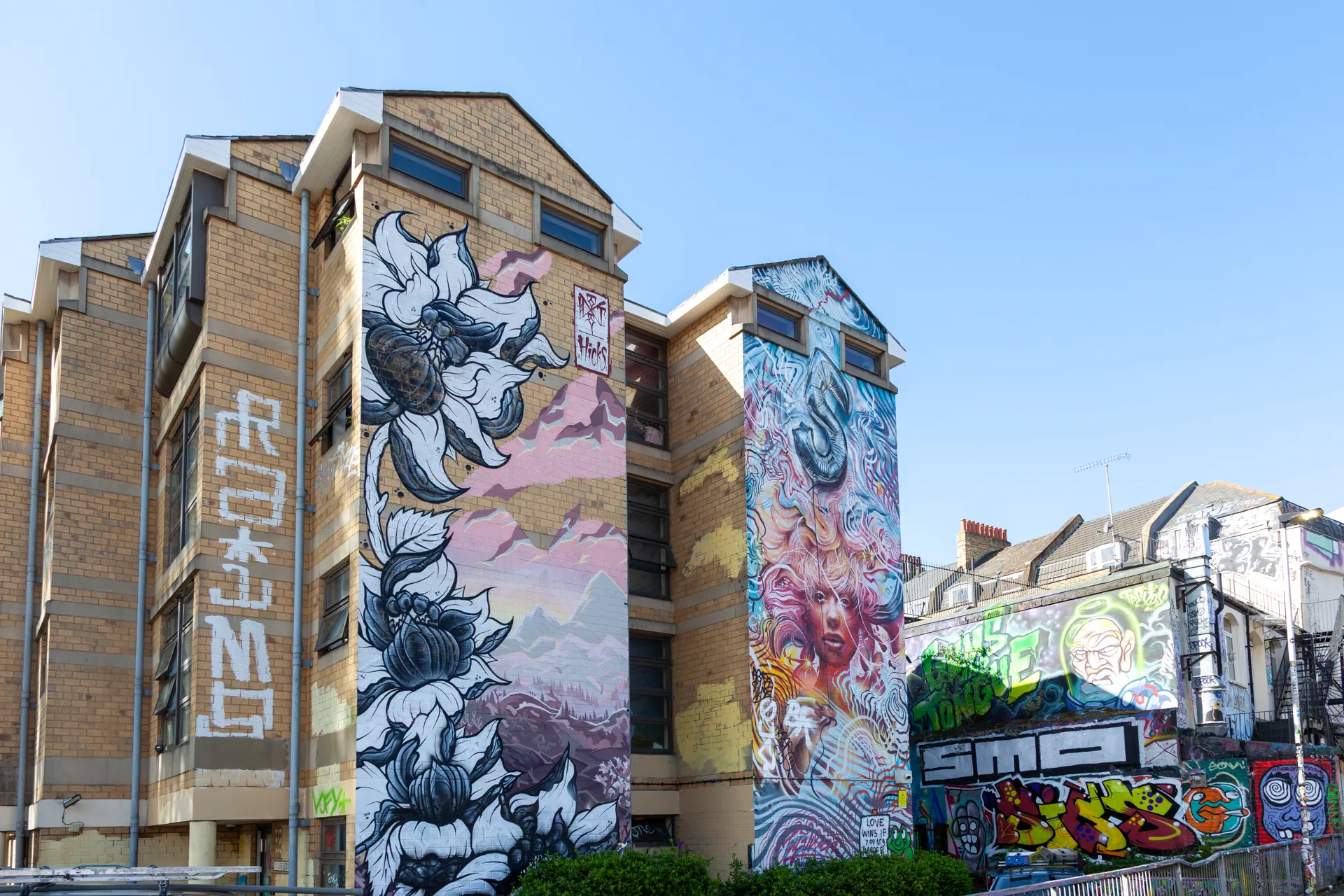 La bellezza caleidoscopica di Mr Cenz, in verticale su Shoreditch. Scuola di Allen Gardens, Brick Lane