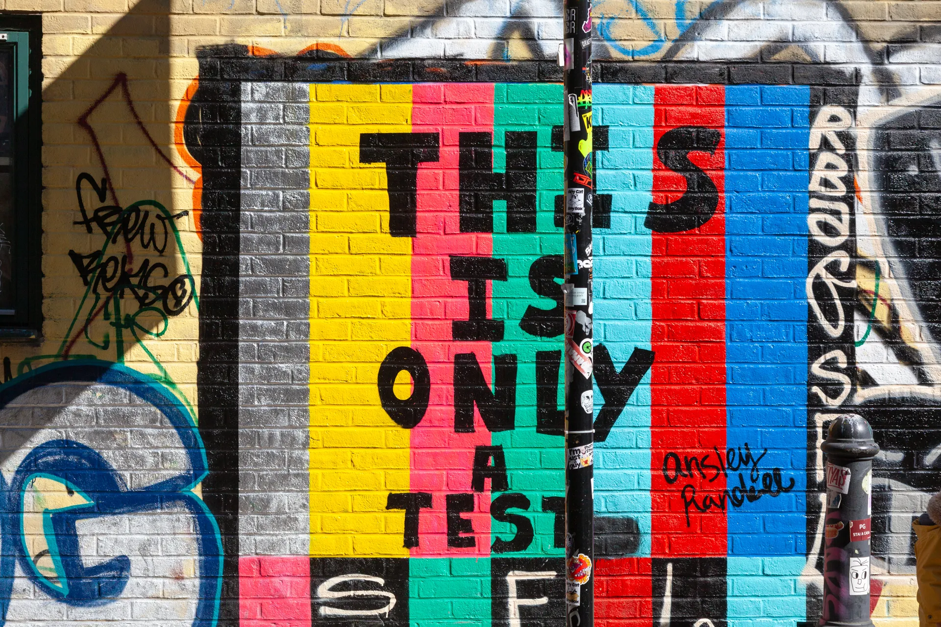 Un test? O una dichiarazione artistica. L’ironia firmata Anstey. Redchurch Street, Shoreditch