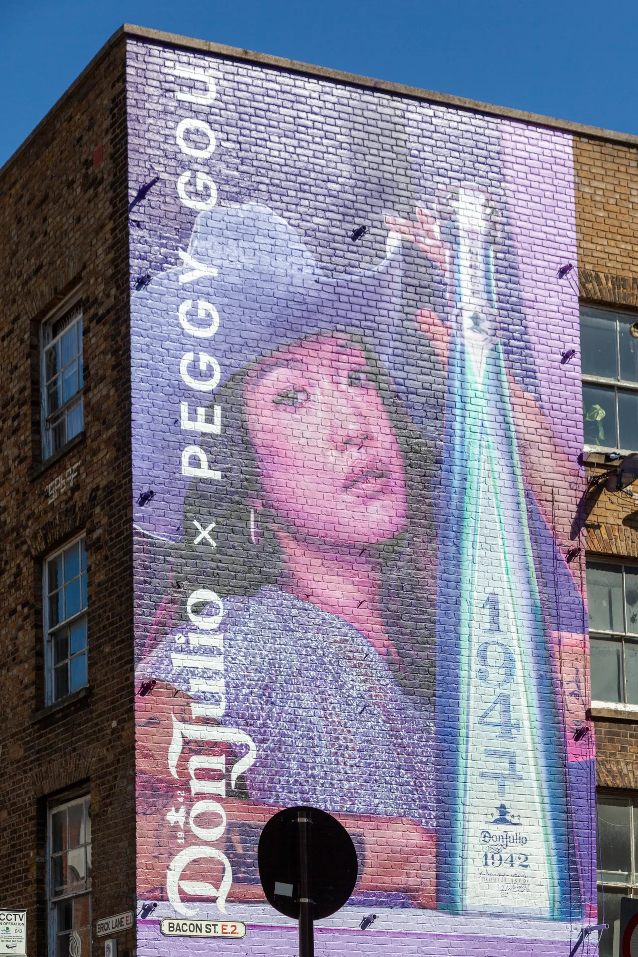 Arte pubblicitaria con stile: Peggy Gou su Bacon Street. Angolo Bacon Street e Brick Lane