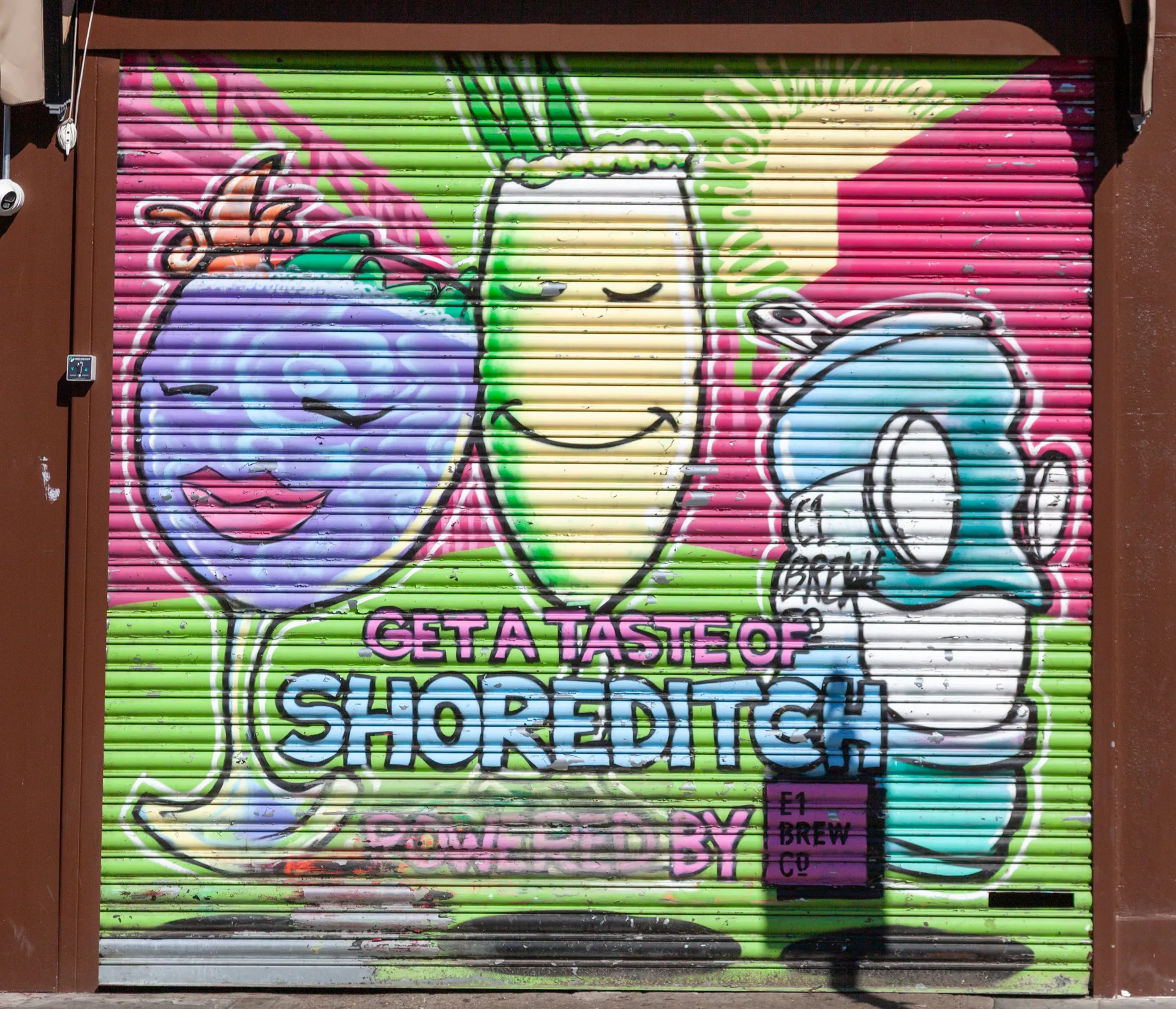 Un brindisi a Shoreditch: street art che fa sorridere. Shoreditch High Street, Londra