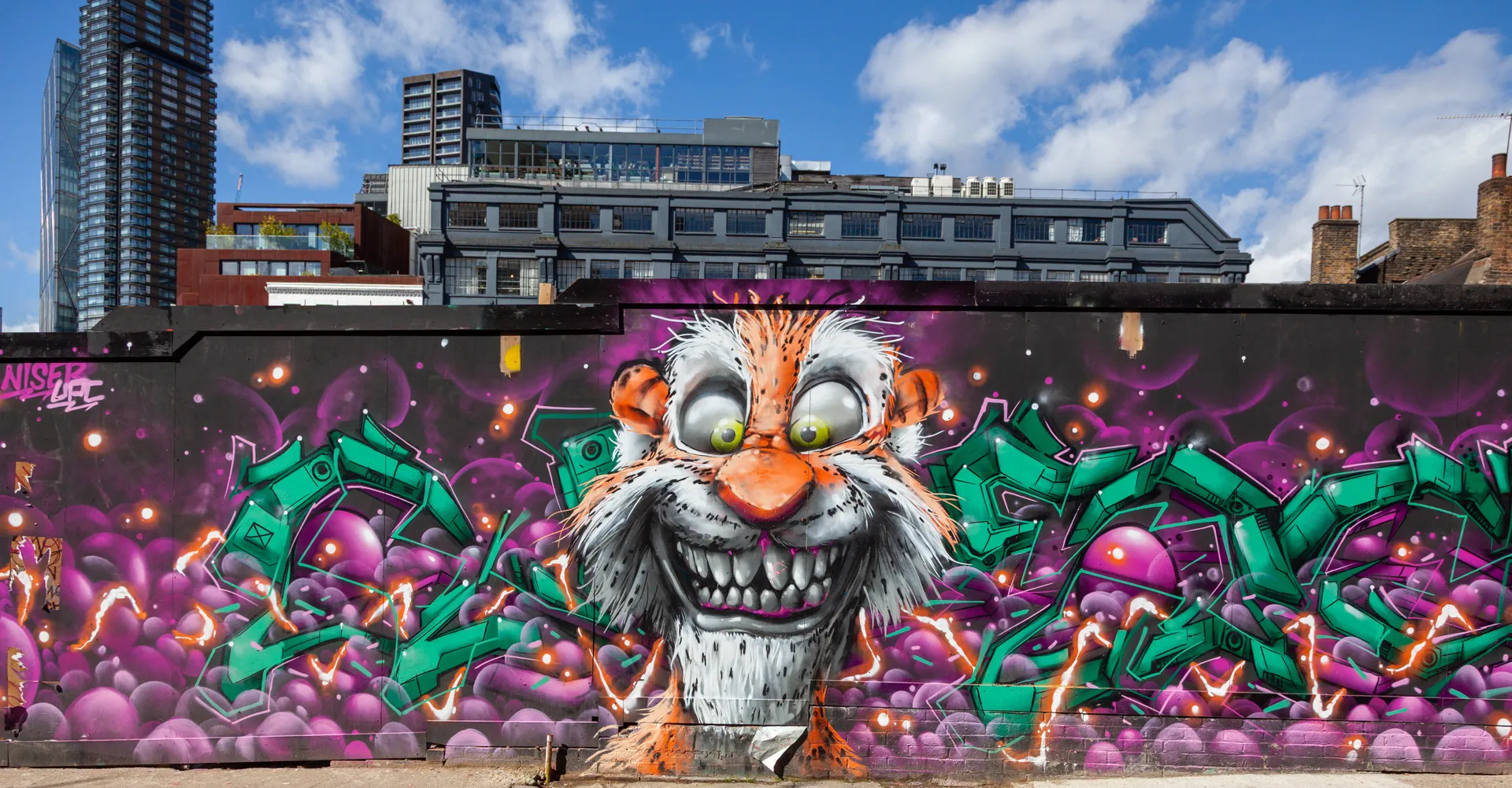La tigre psichedelica di Niser One che domina Shoreditch. Scaffoldings site, Shoreditch High Street