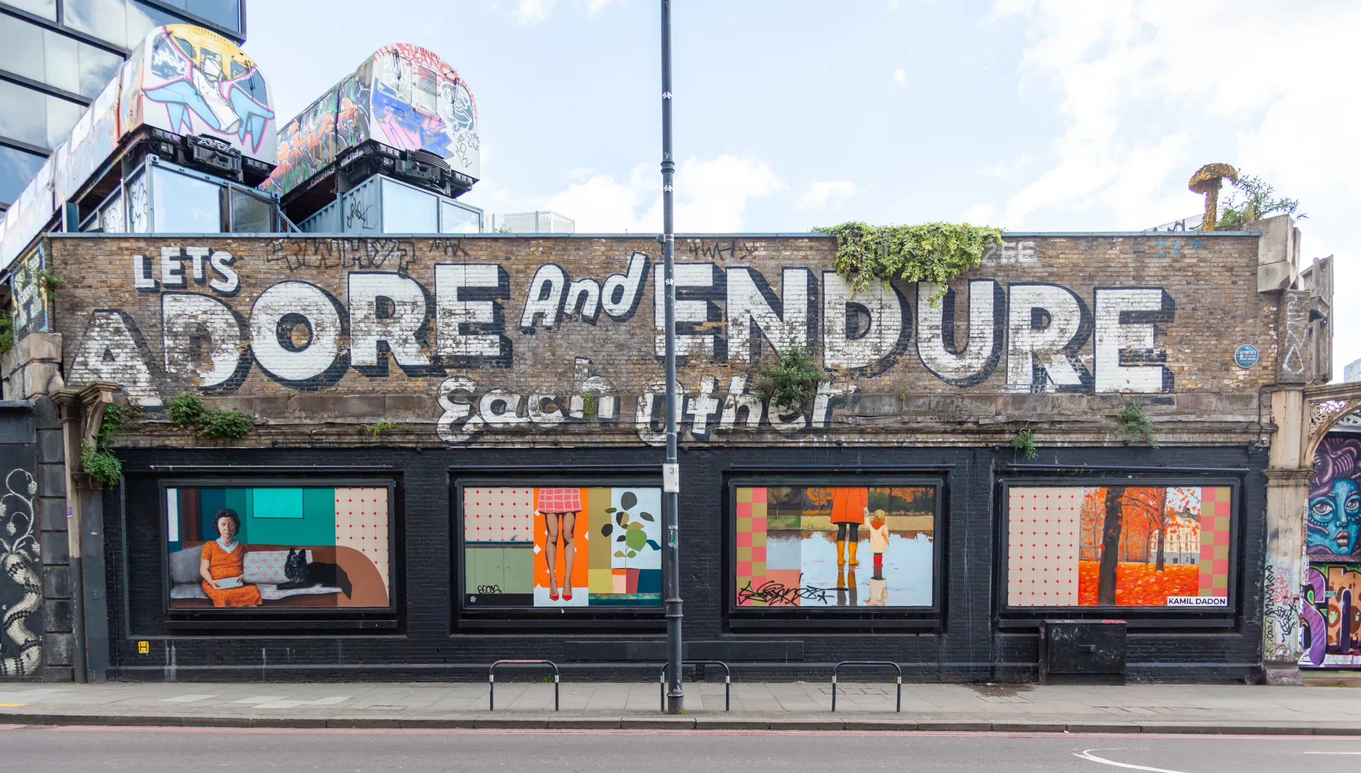 Il messaggio d'amore urbano di Steve Powers: 'Adoriamoci e resistiamo insieme'. Great Eastern Street, facciata di Village Underground