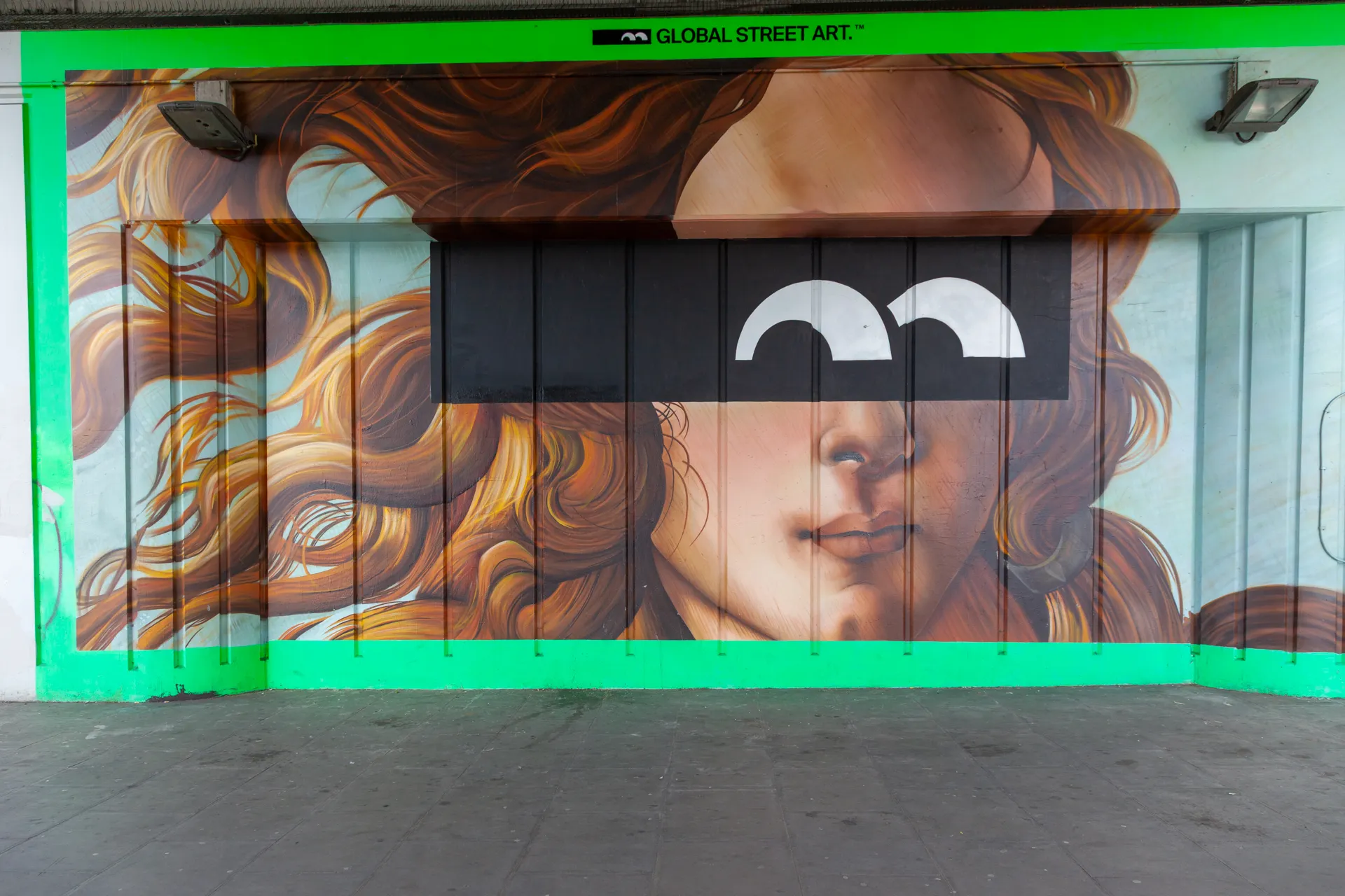 Una Venere urbana, misteriosa e ironica sotto il ponte ferroviario. Holywell Lane, Shoreditch