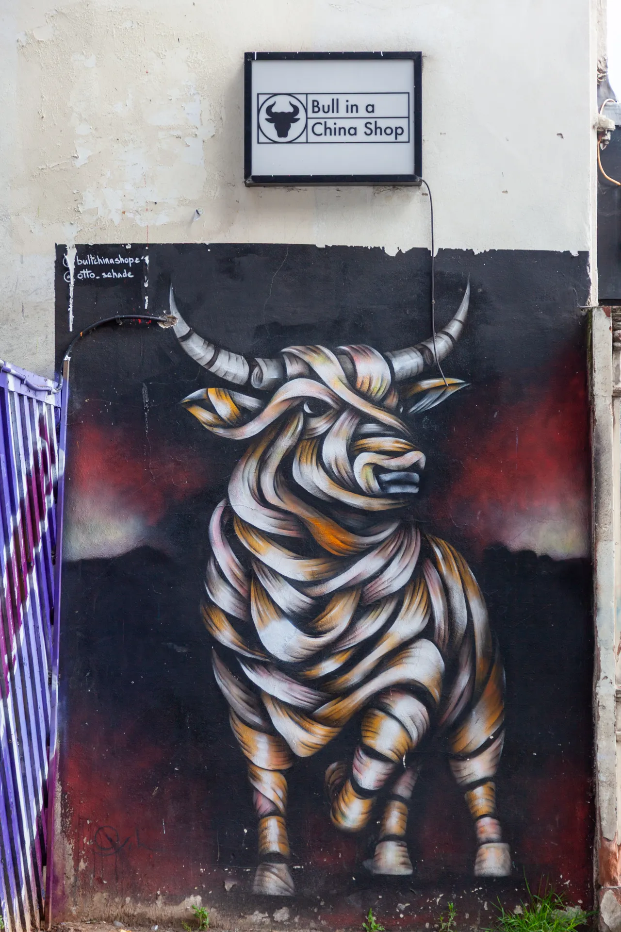 Il toro di Otto Schade, un simbolo di potenza urbana scolpito nei colori. Shoreditch, accanto a Bull in a China Shop, vicino a Commercial Street