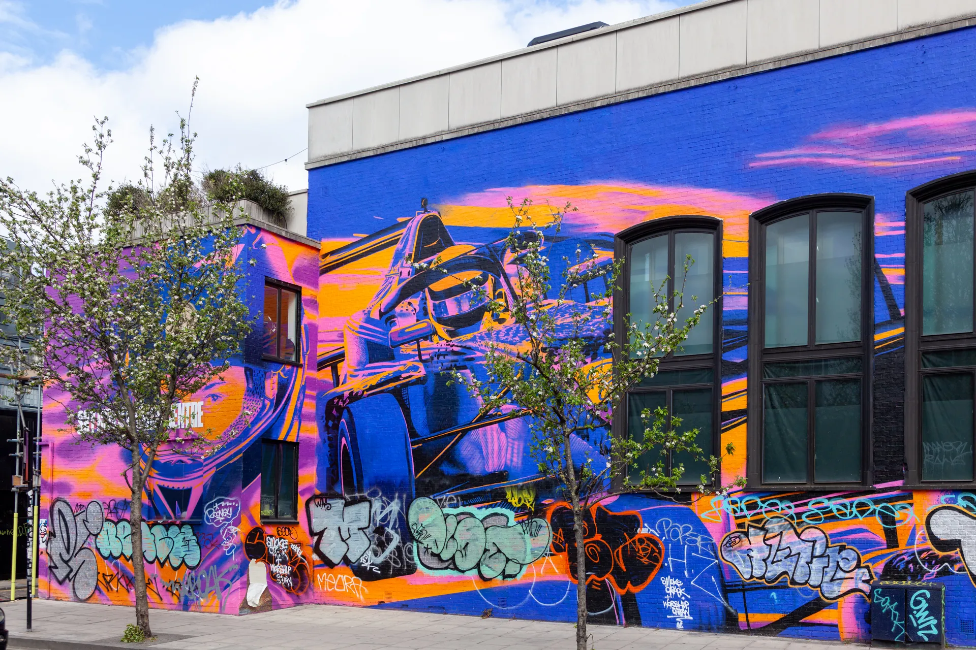 Velocità e colore: la street art accende Shoreditch con una corsa futurista. Commercial Street, Shoreditch