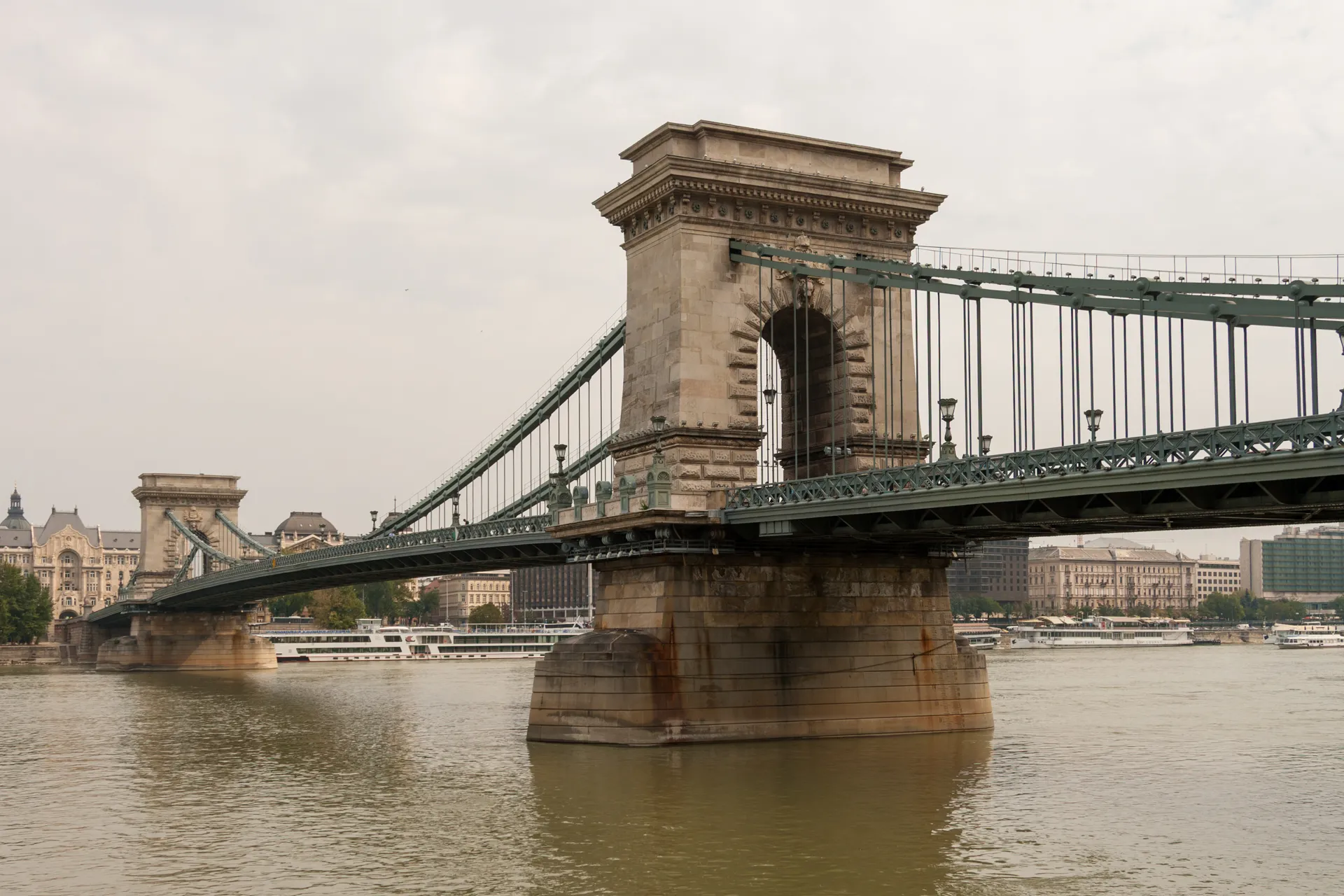 Ponte delle Catene Budapest cielo coperto