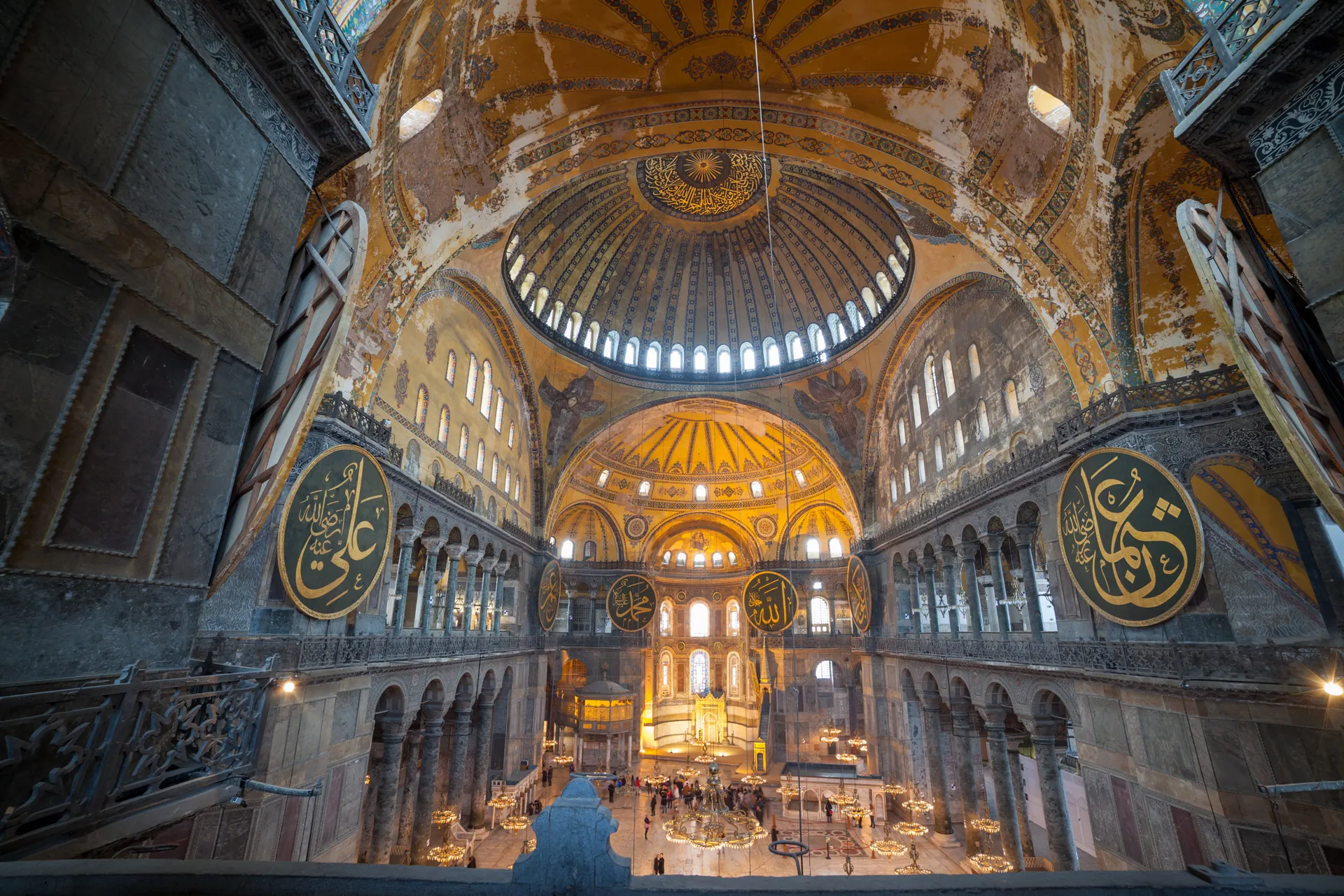 Interno della Hagia Sophia con vista sulla navata principale