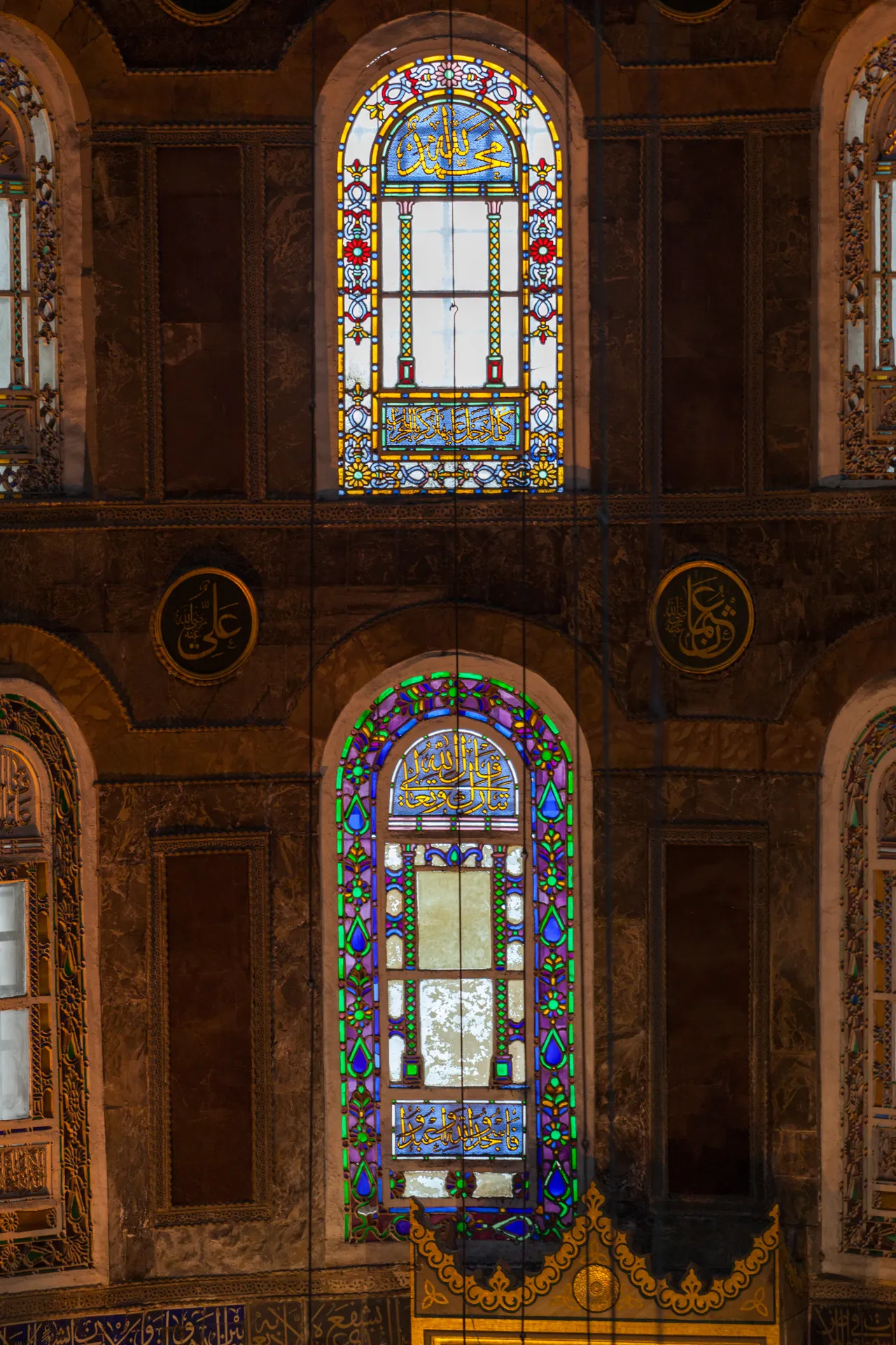 Hagia Sophia al tramonto con minareti contro la luce