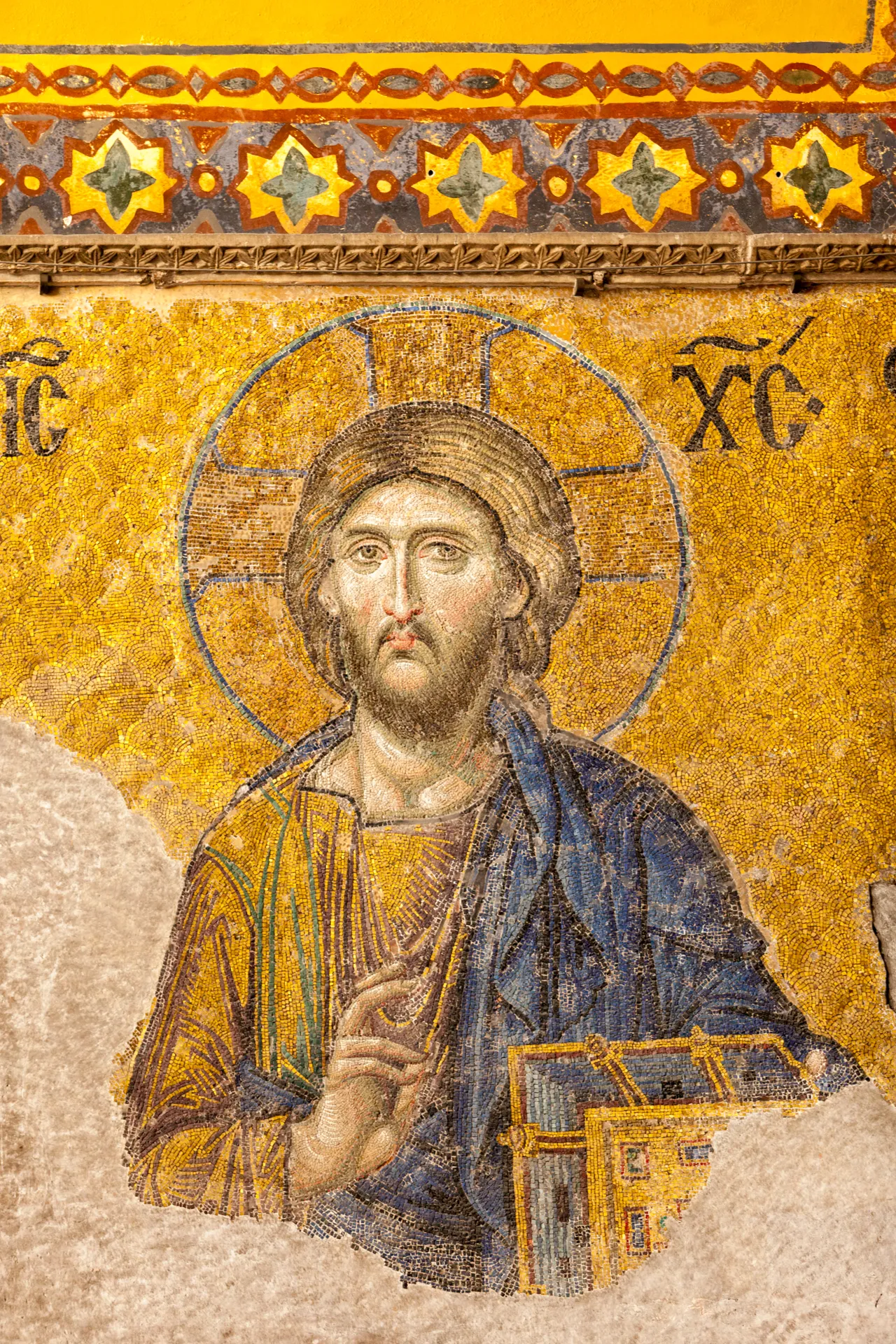 Targa calligrafica araba dorata su sfondo verde nella Hagia Sophia