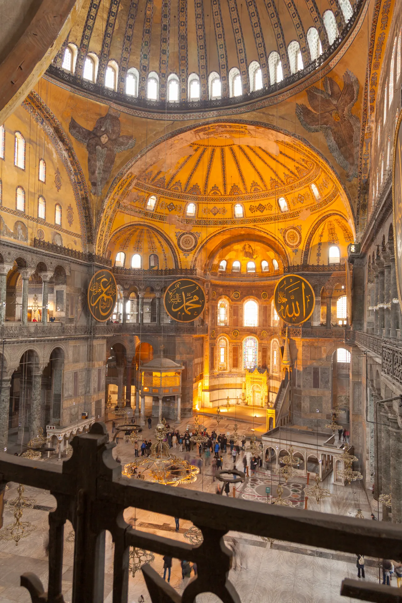 Navata illuminata della Hagia Sophia vista dall’alto