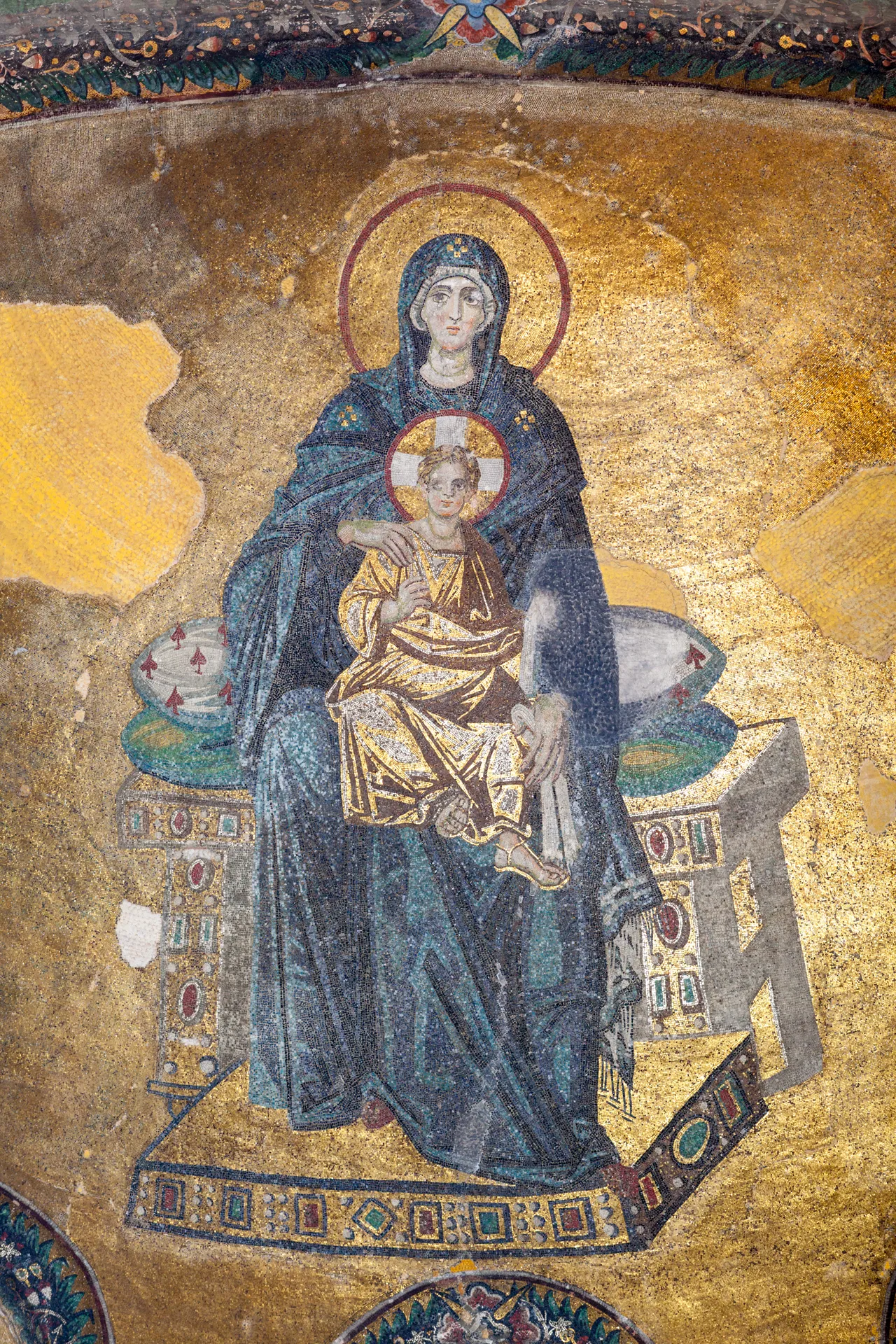 Hagia Sophia e la fontana storica illuminata dalla luce del mattino