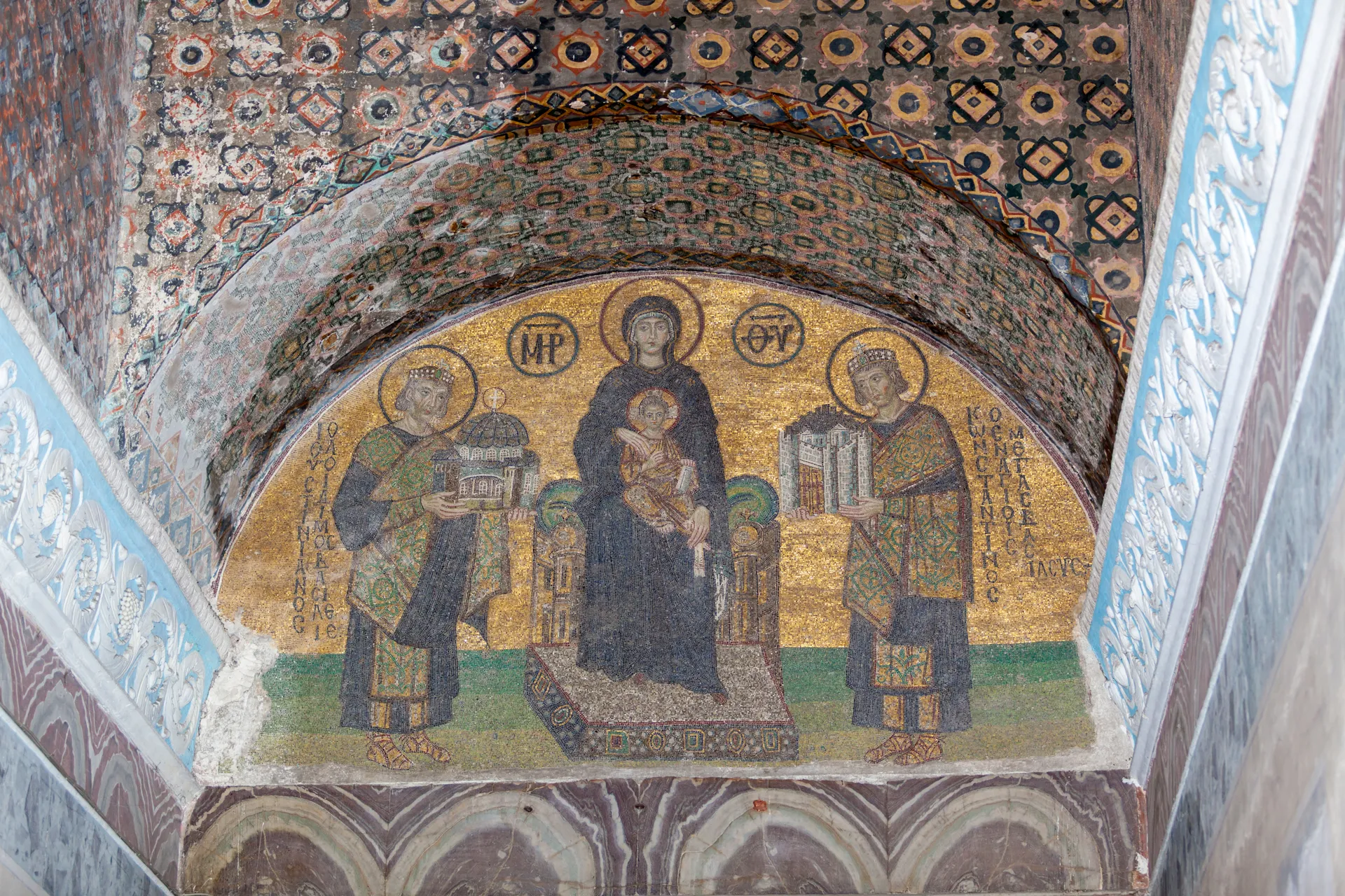 Mosaico bizantino con Vergine e imperatori all'interno della Hagia Sophia