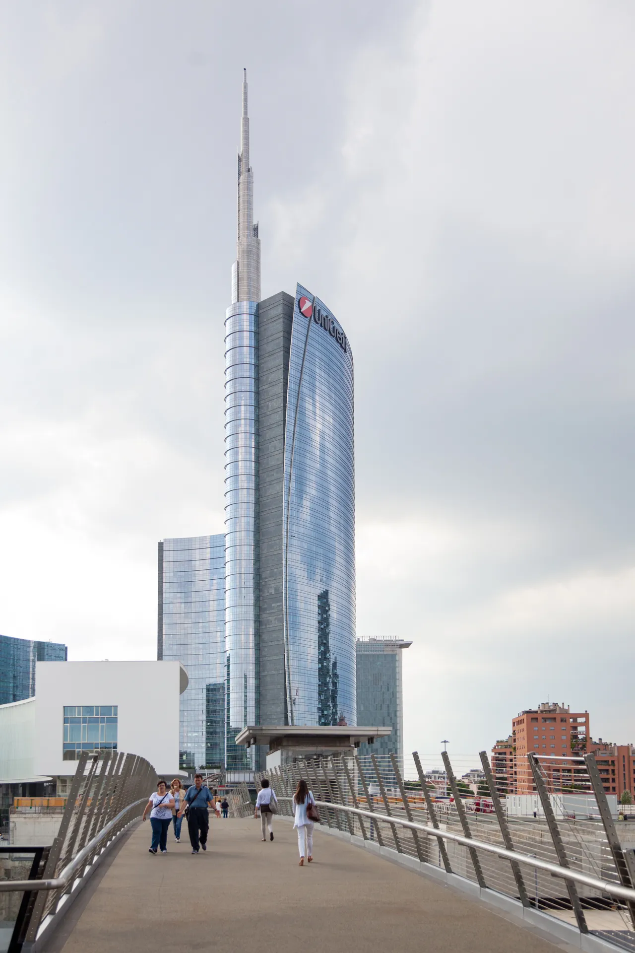 Torre UniCredit vista dal ponte pedonale di Piazza Gae Aulenti, Milano