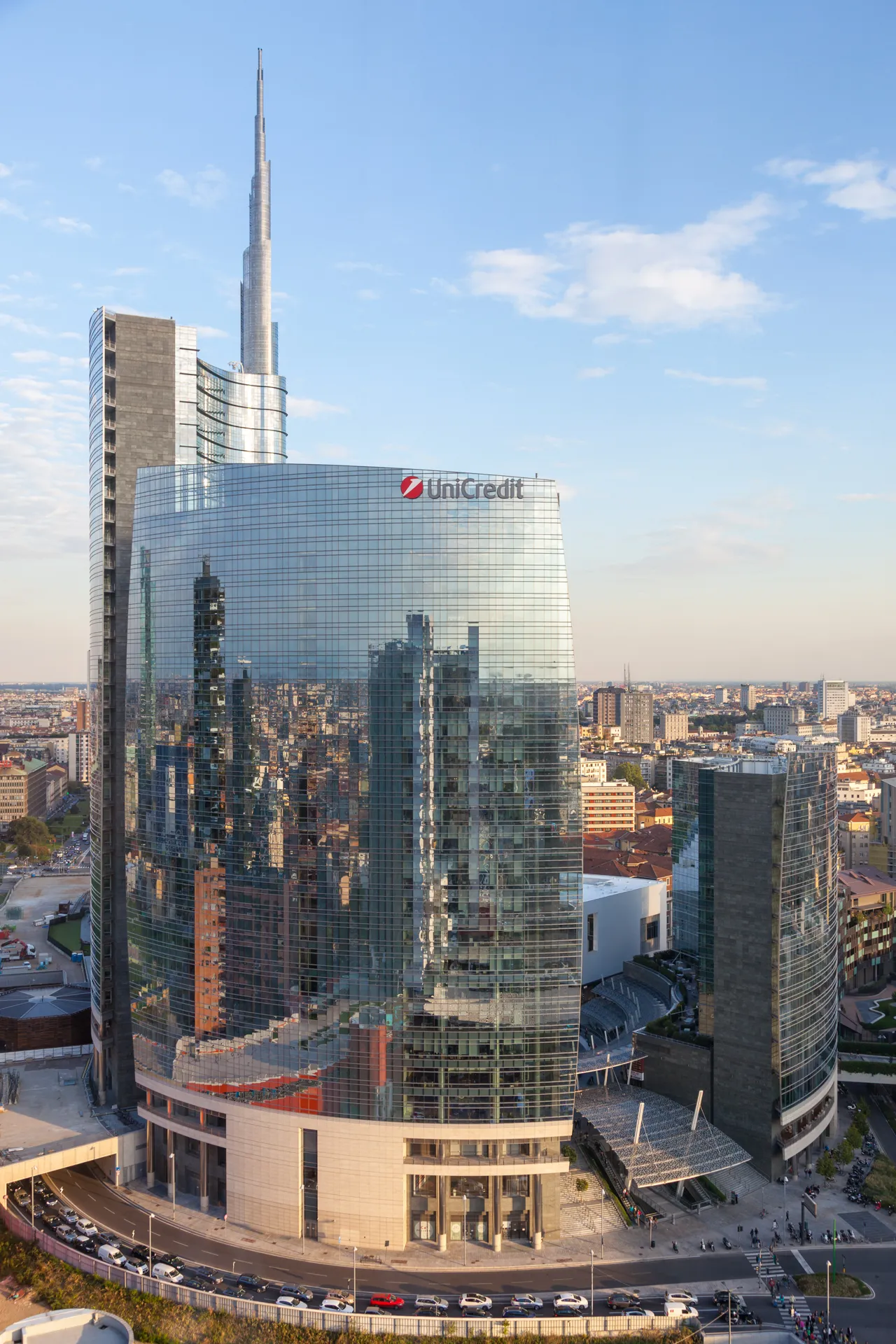 Riflessi sulla facciata del grattacielo UniCredit di Milano