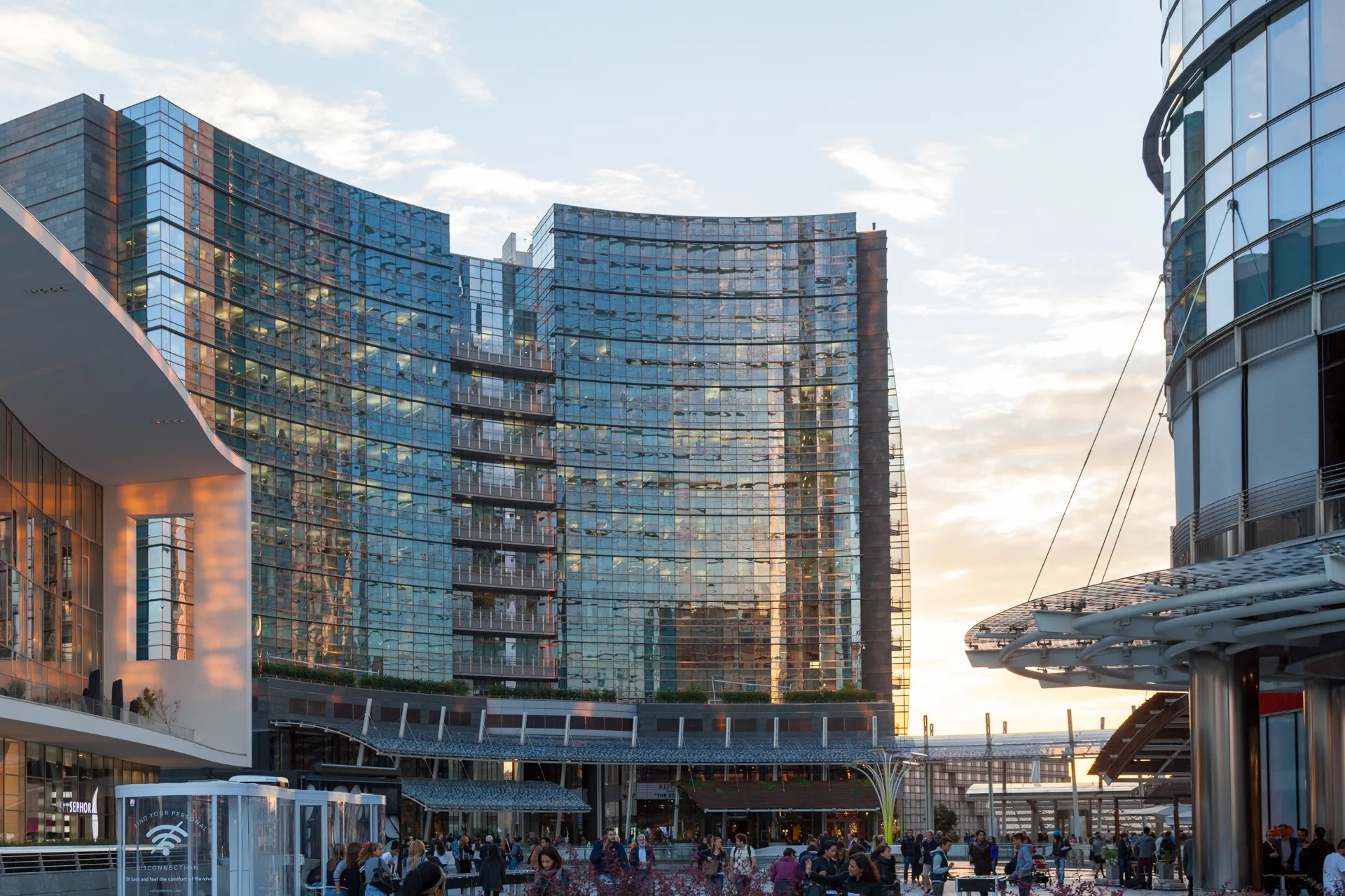 Edifici moderni di Piazza Gae Aulenti al tramonto, Milano