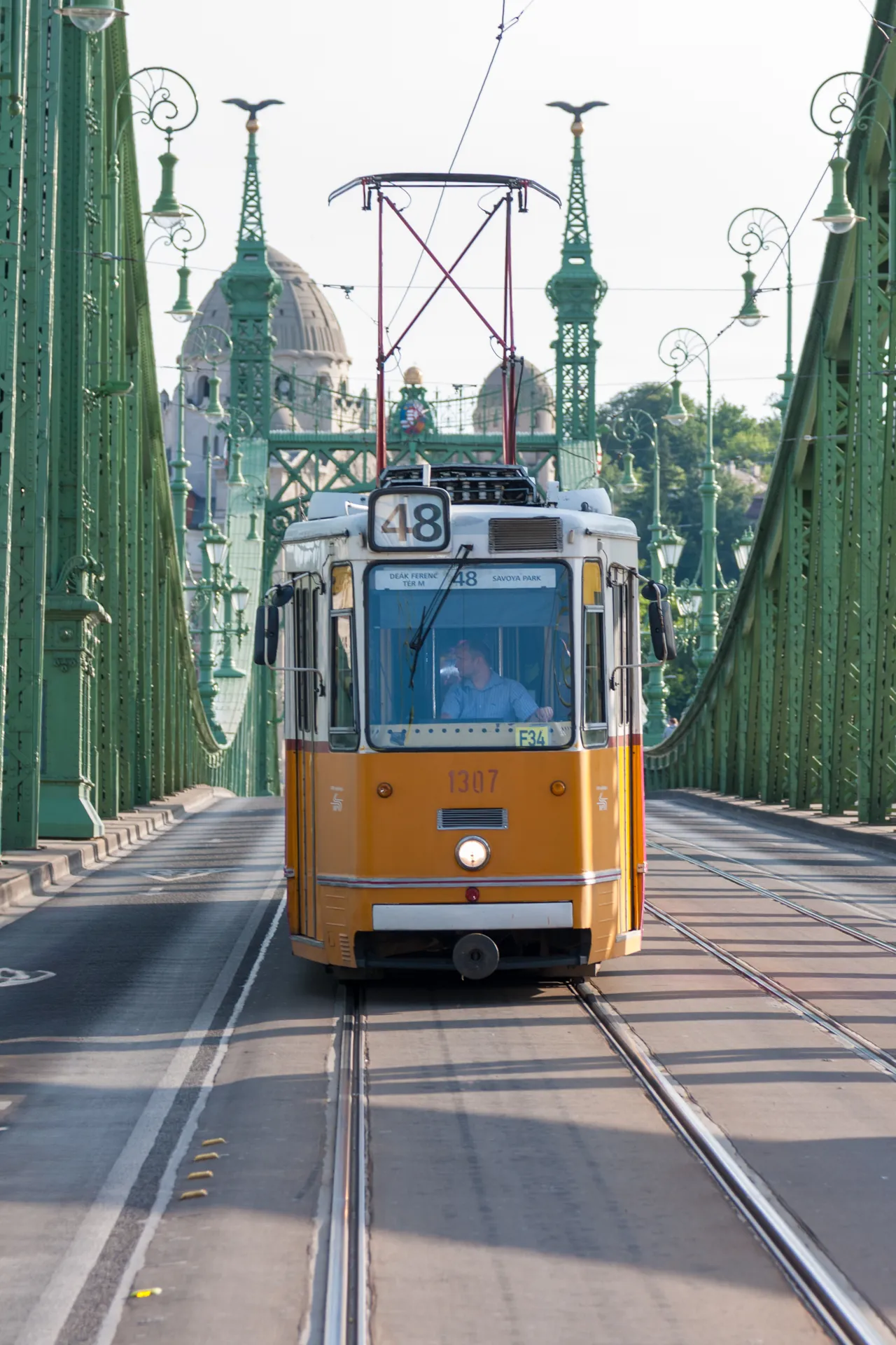 Tram giallo sul Ponte della Libertà Budapest