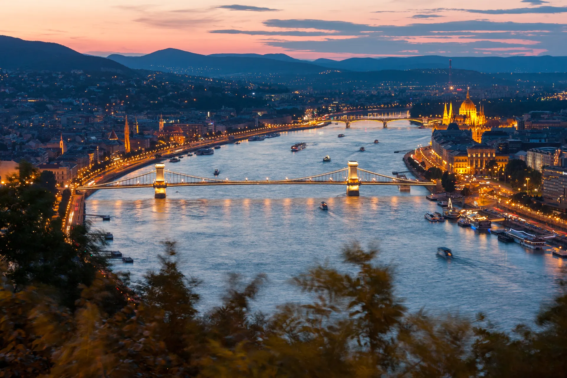 Panorama notturno dei ponti di Budapest