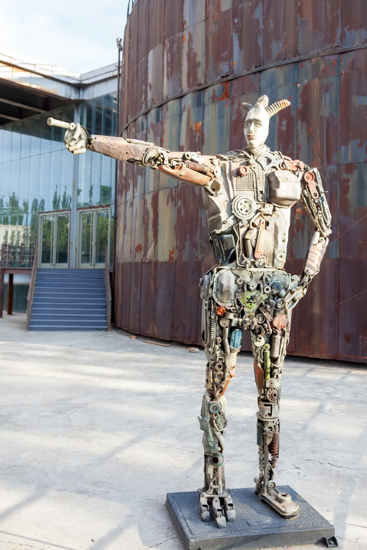 Robot umanoide assemblato con ingranaggi e pezzi metallici
