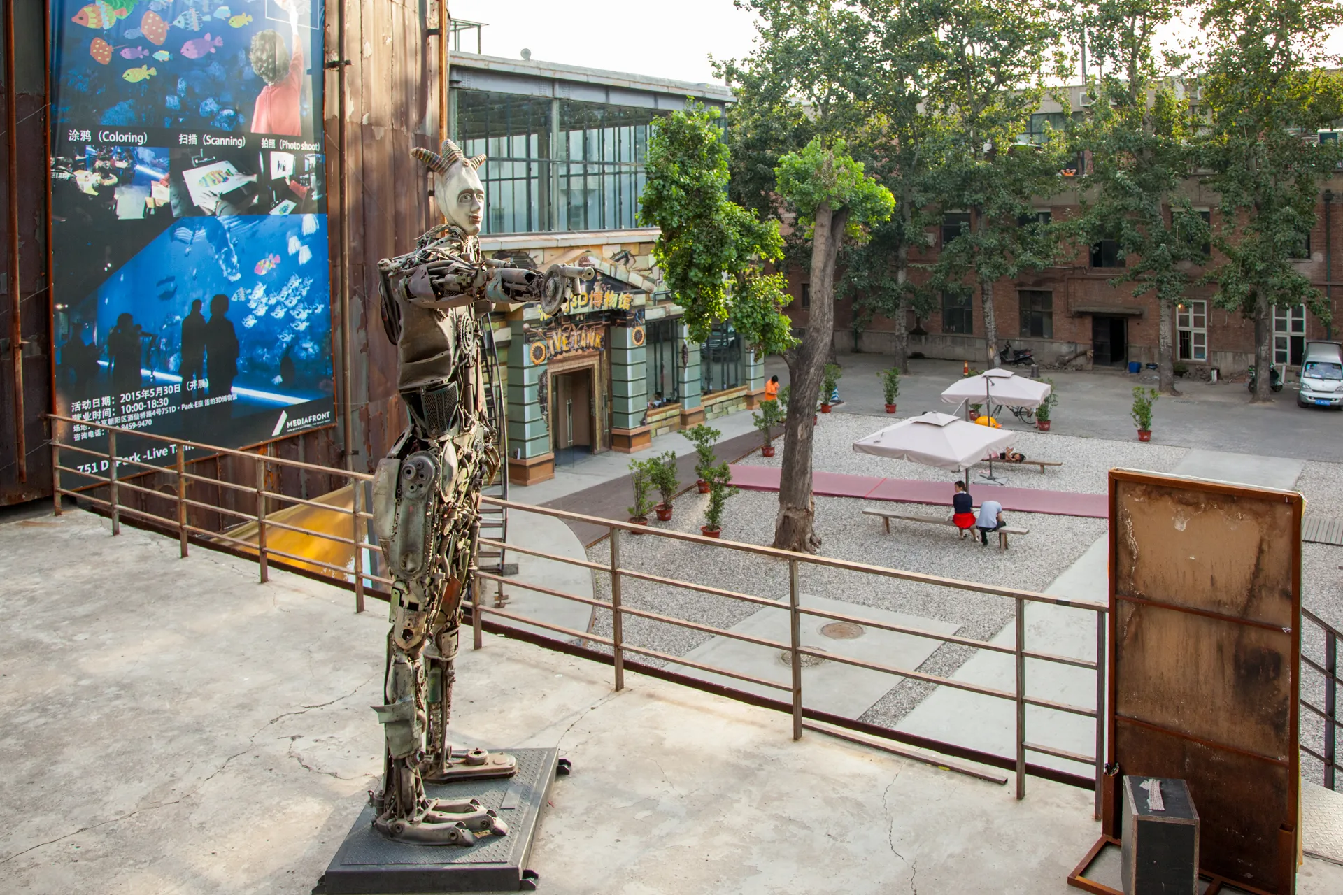 Veduta dall’alto del cortile interno con robot metallico e visitatori