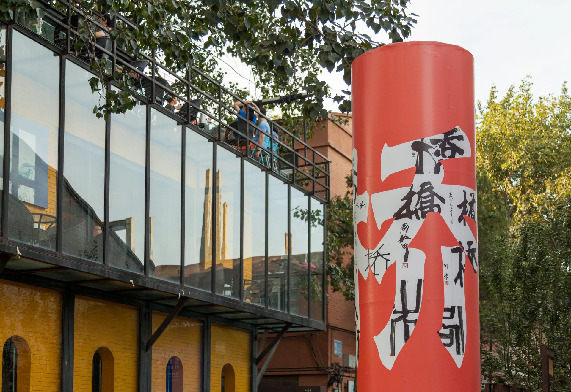 Colonna rossa decorata con calligrafia cinese bianca e nera