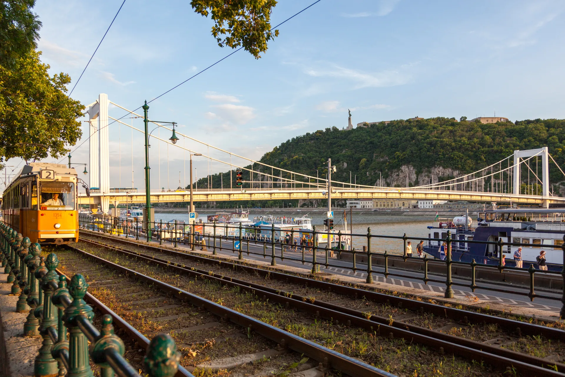 Tram Budapest e Ponte Elisabetta tramonto