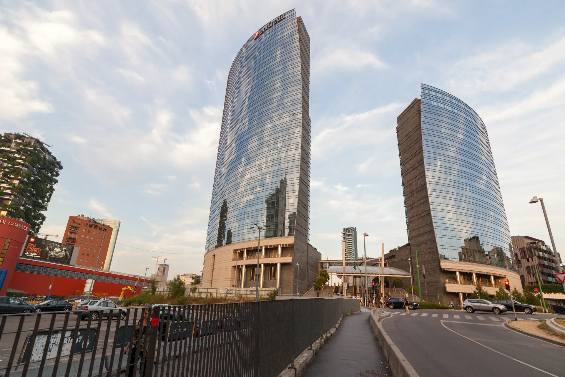 Torre UniCredit vista da strada adiacente Piazza Gae Aulenti