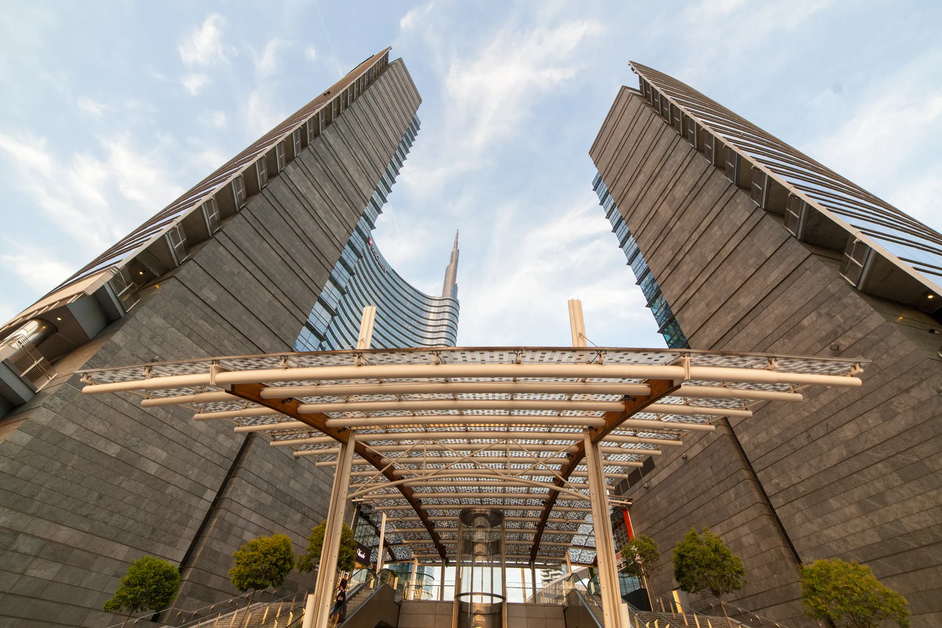 Scalinata e ingresso al complesso UniCredit di Milano
