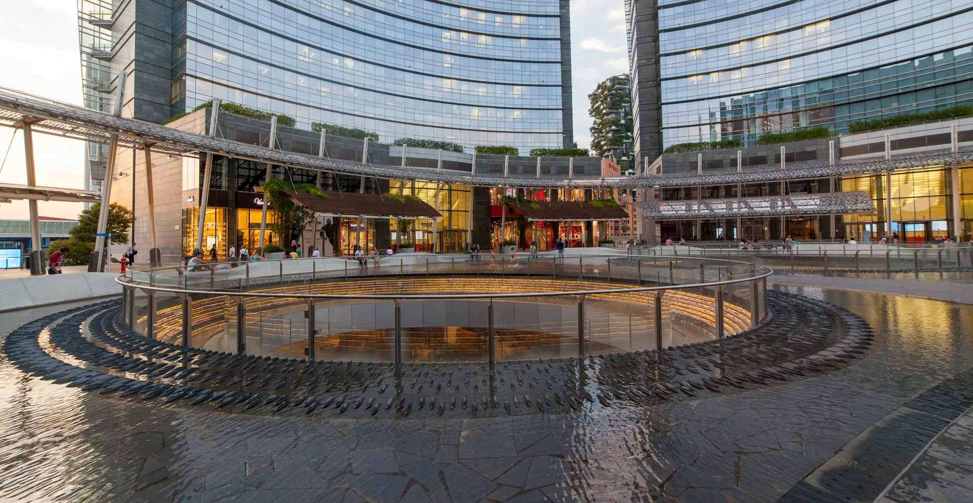 Vista serale della piazza Gae Aulenti, Milano