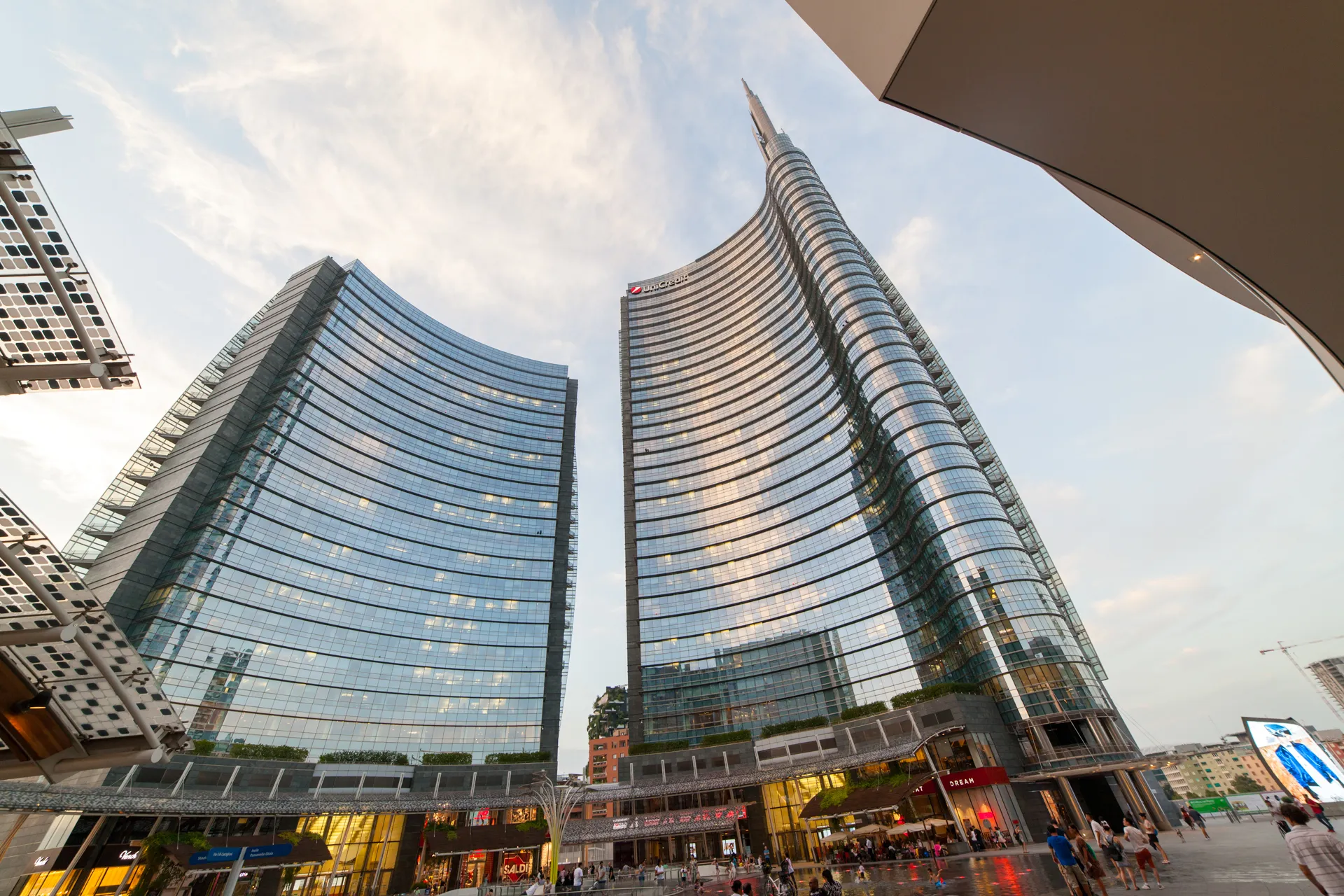 Veduta grandangolare dei grattacieli UniCredit, Piazza Gae Aulenti, Milano