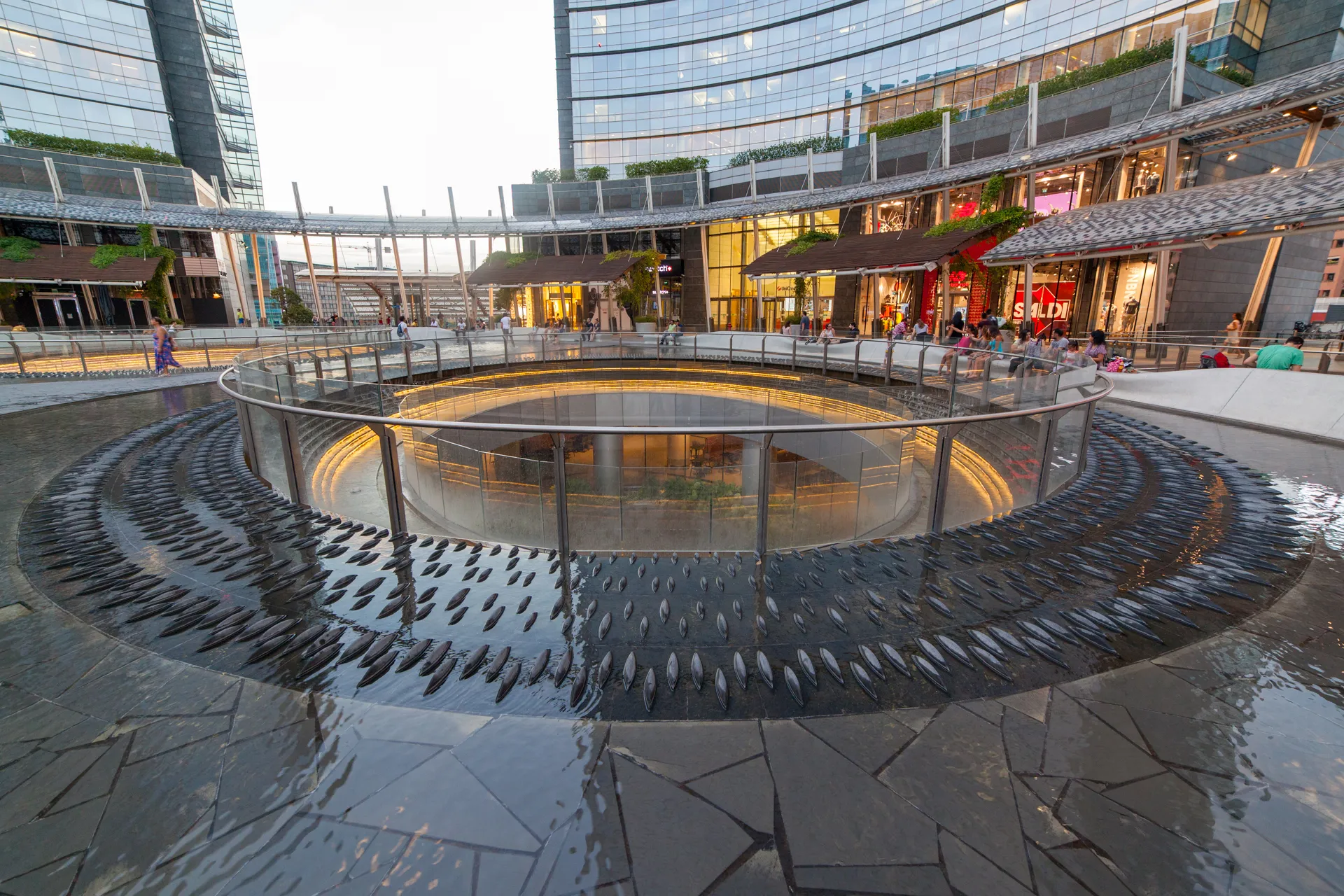 Dettaglio della fontana e della piazza Gae Aulenti a Milano