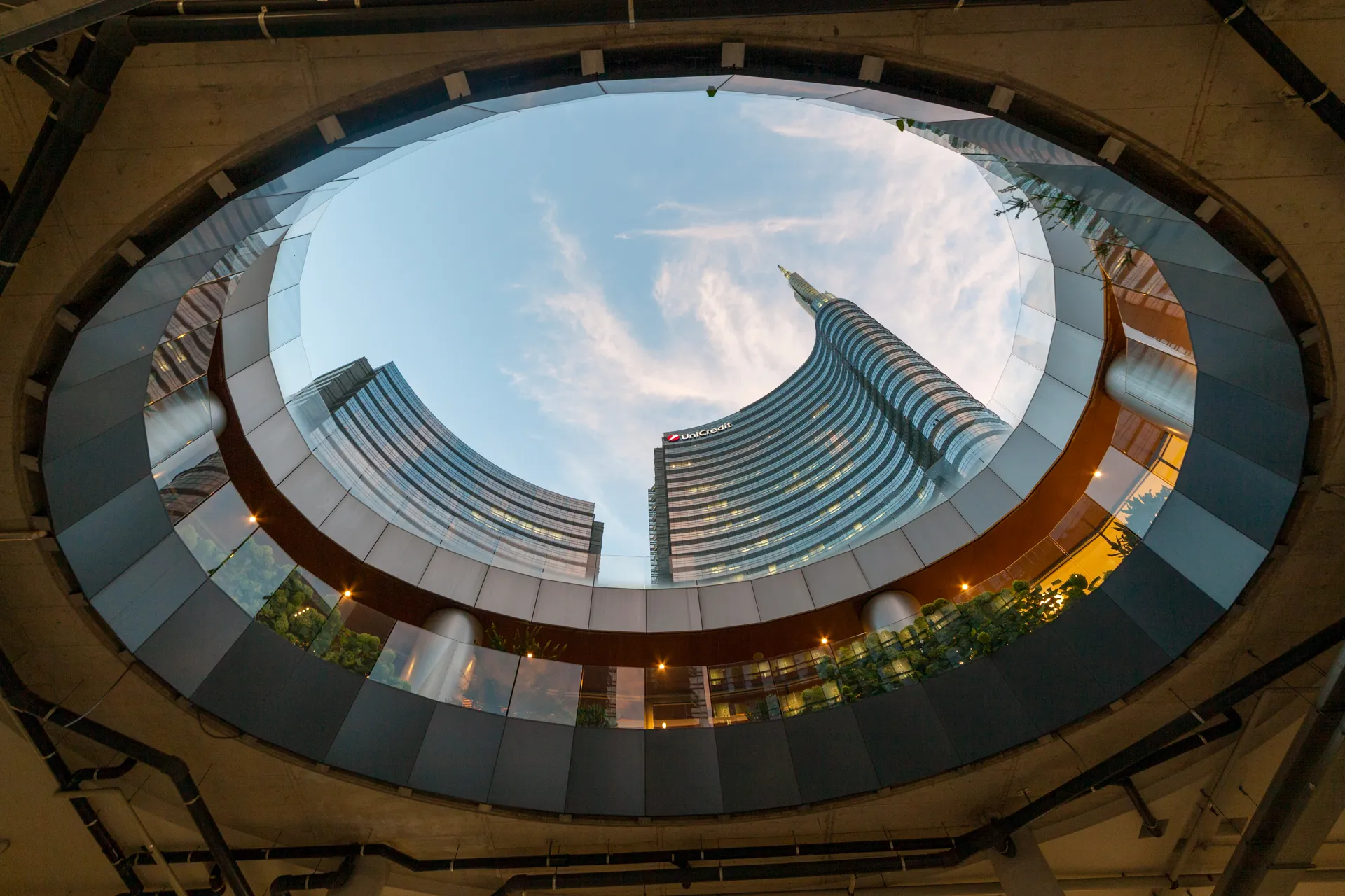 Prospettiva dal basso della Torre UniCredit, Piazza Gae Aulenti