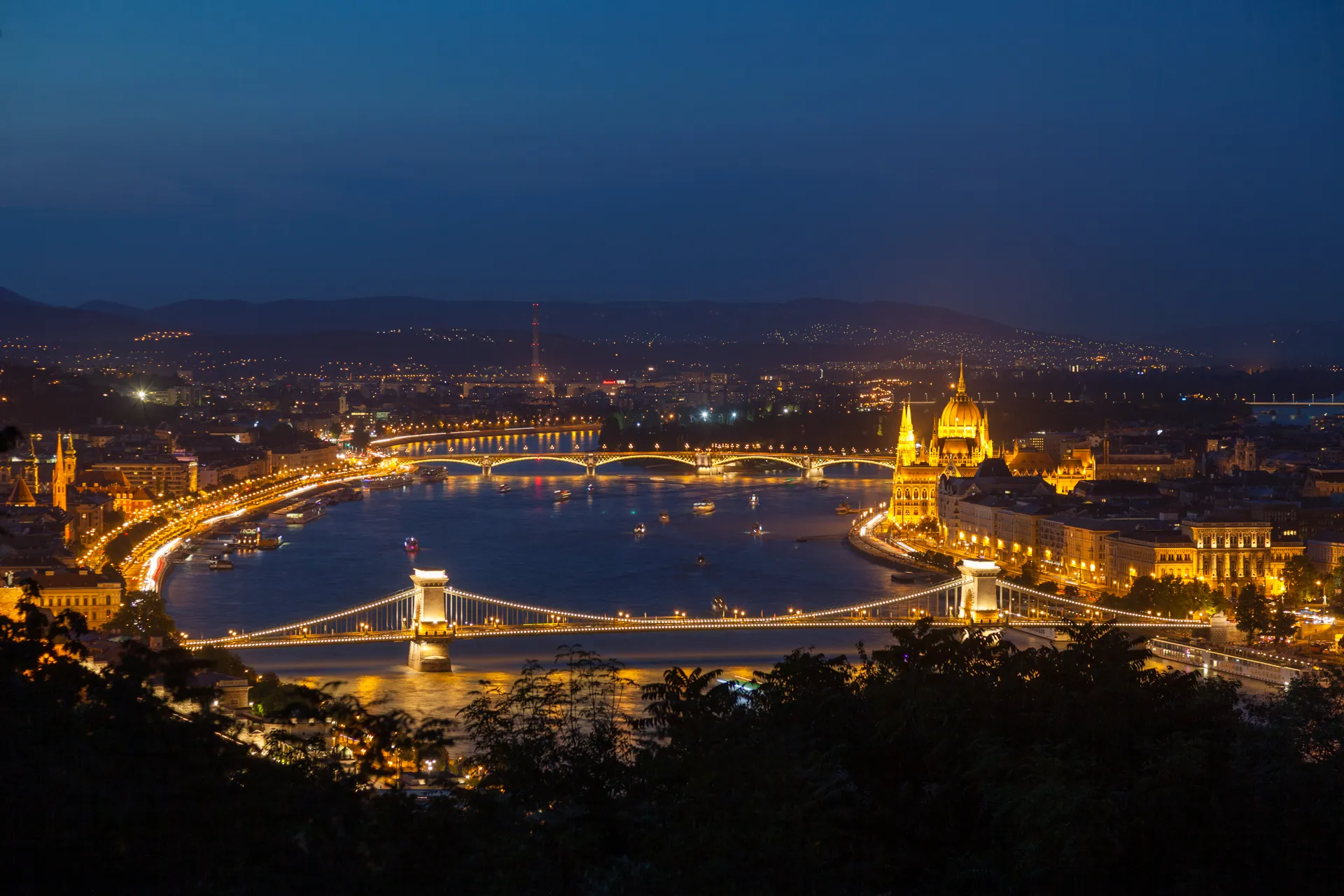 Panorama notturno Budapest ponti e Parlamento