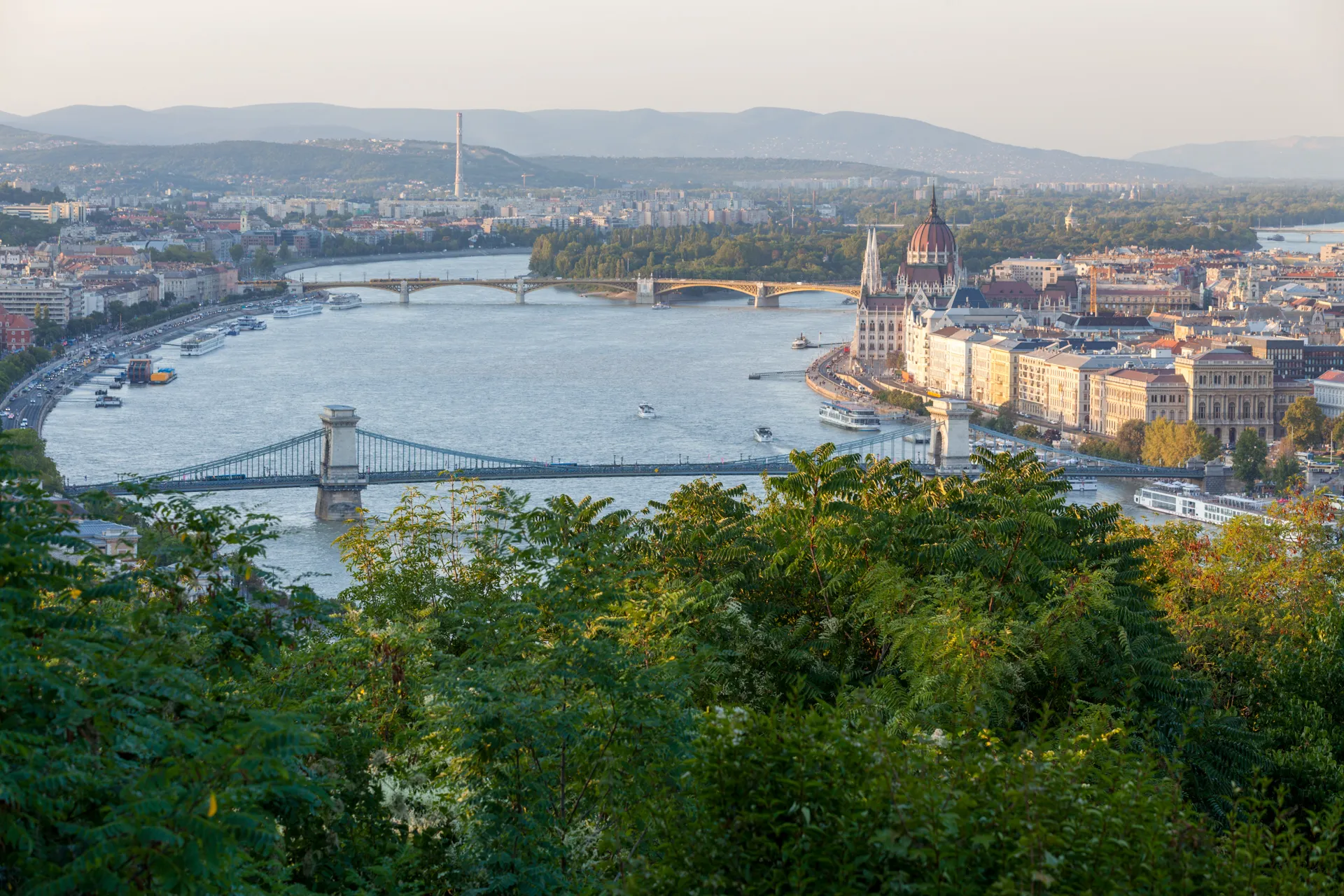 Panorama Budapest Ponte delle Catene Parlamento alba