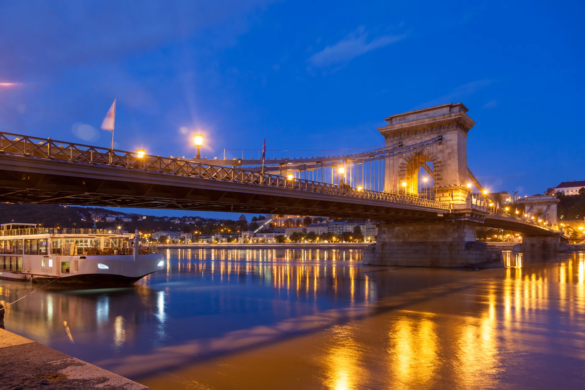 Battello sotto Ponte delle Catene Budapest ora blu