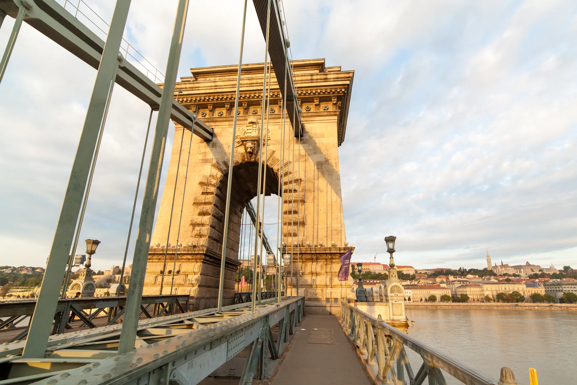 Arco laterale Ponte delle Catene Budapest mattina