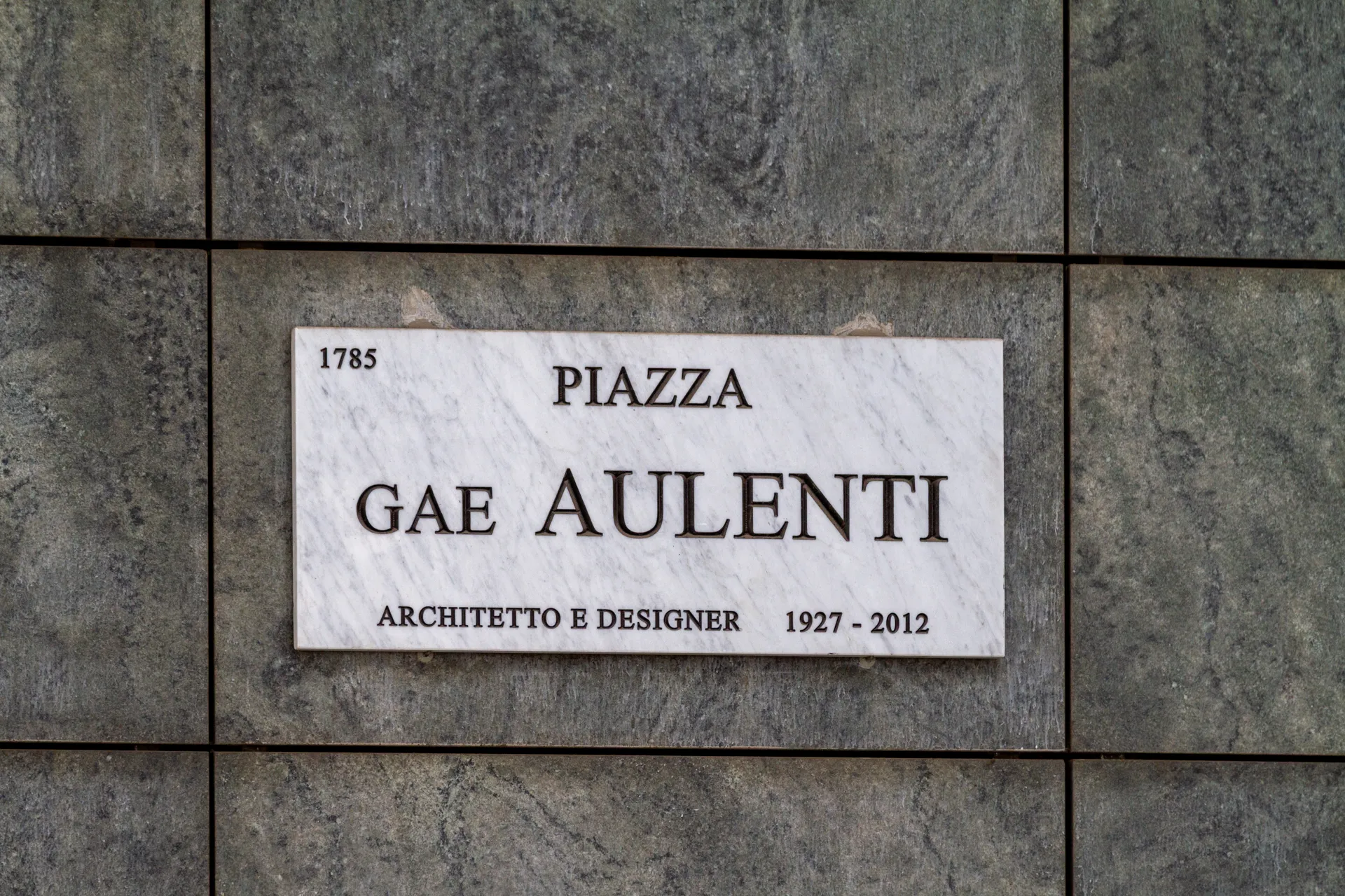 Targa marmorea di Piazza Gae Aulenti, Milano