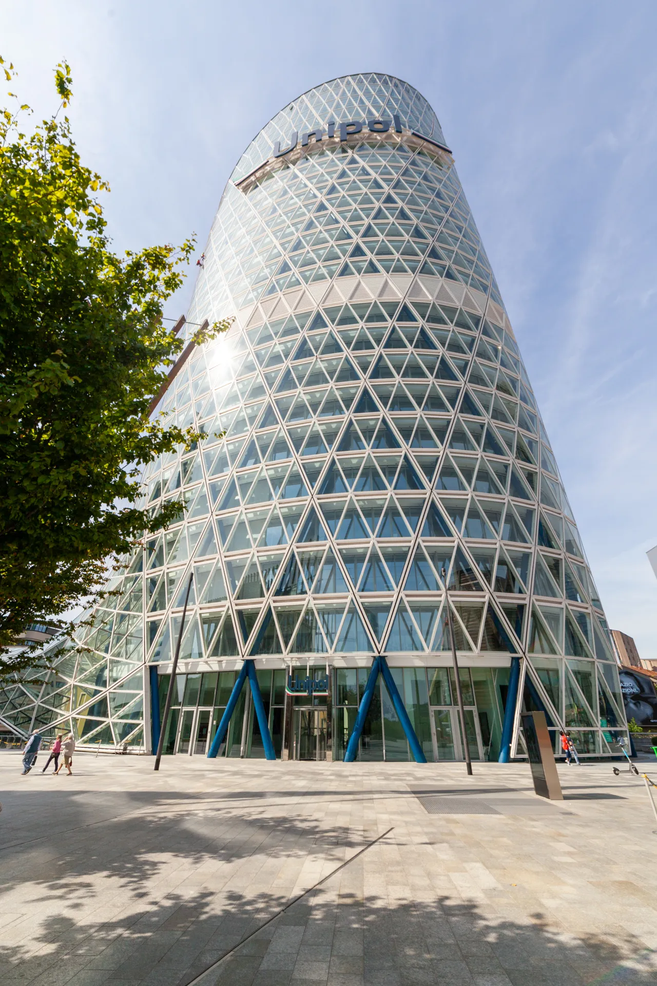 Vista frontale della Torre UnipolSai, Milano