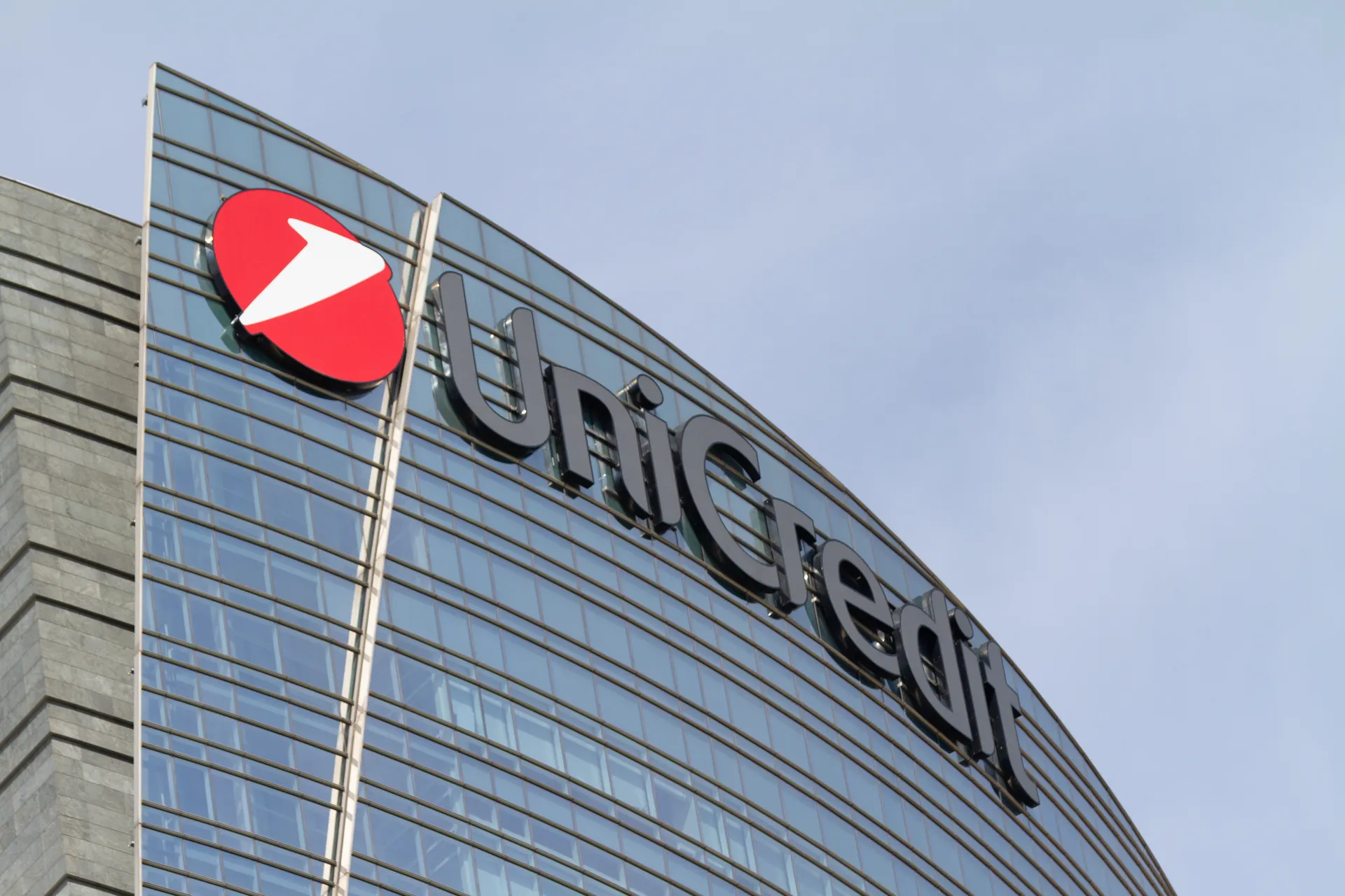 Dettaglio logo UniCredit sul grattacielo a Milano