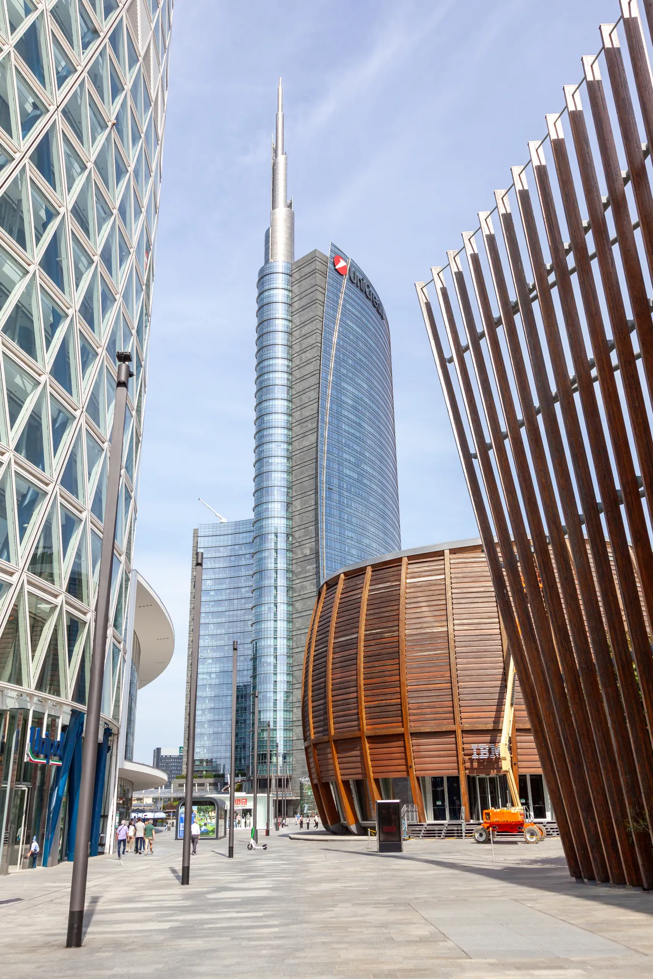 Scorcio della Torre UniCredit con struttura in legno, Milano
