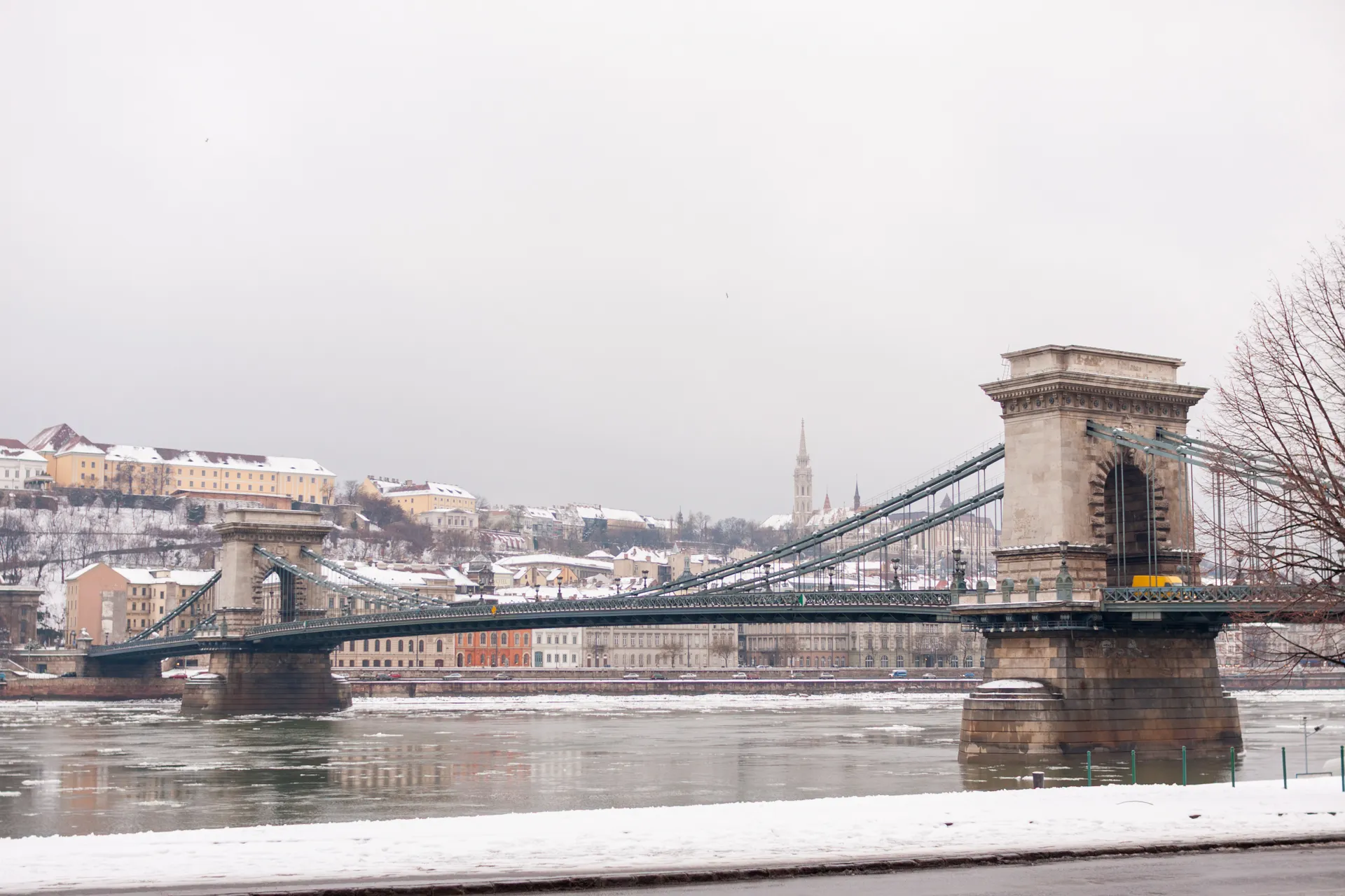 Ponte delle Catene di Budapest con neve in inverno