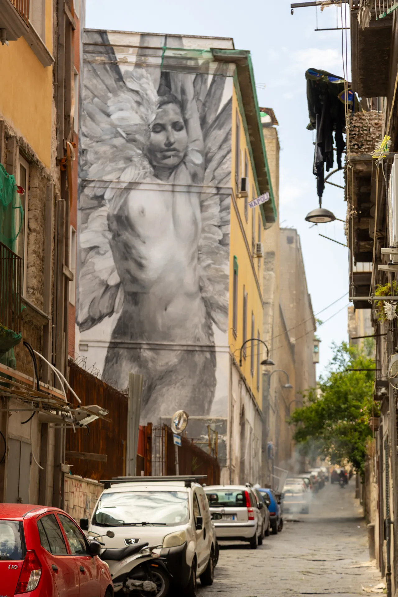 Murale monumentale monocromatico in una strada di Napoli